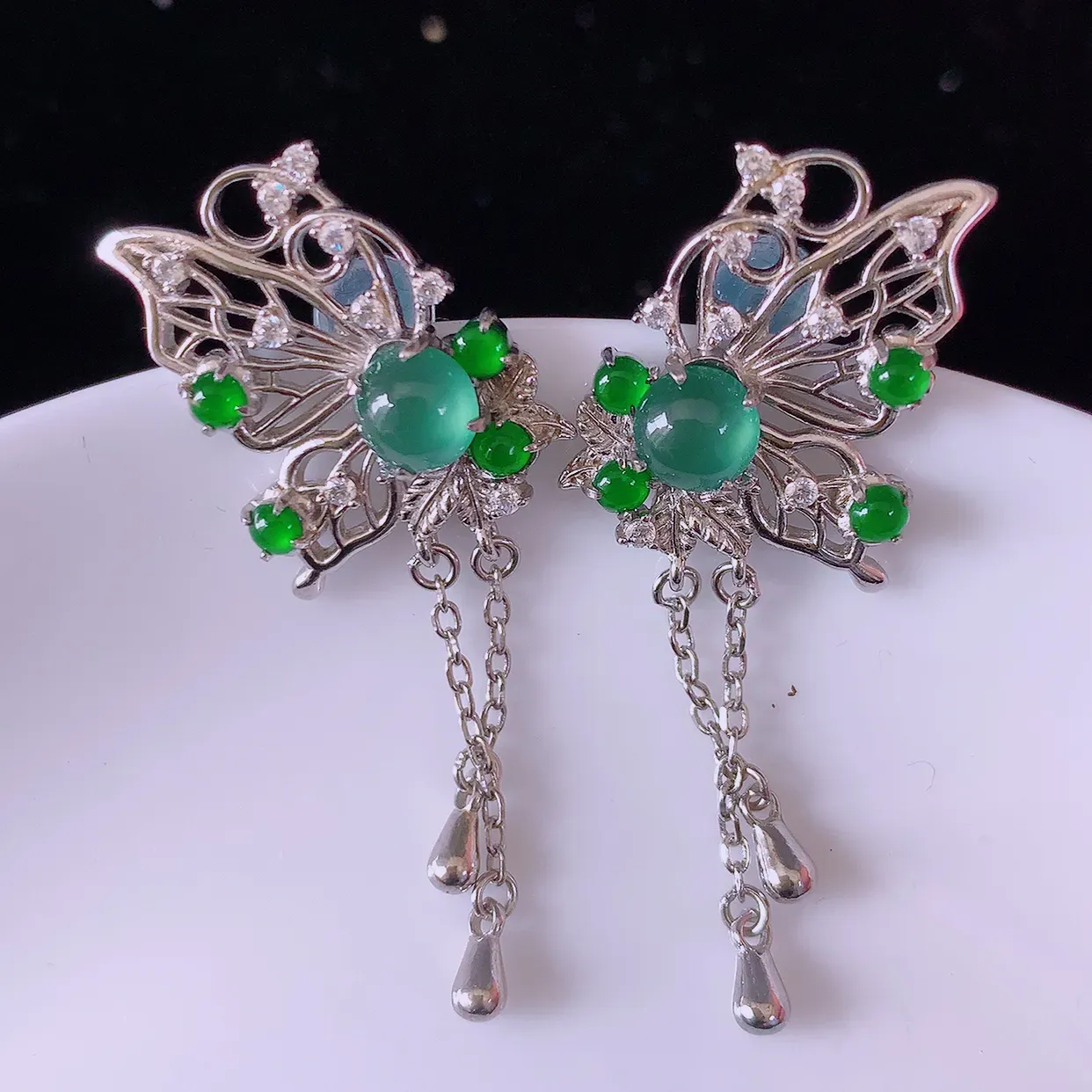 冰透满绿翡翠925银镶嵌，自然光实拍，翠色灵动，颜色漂亮，种老水足，品相佳，佩戴佳品！#97.4整体