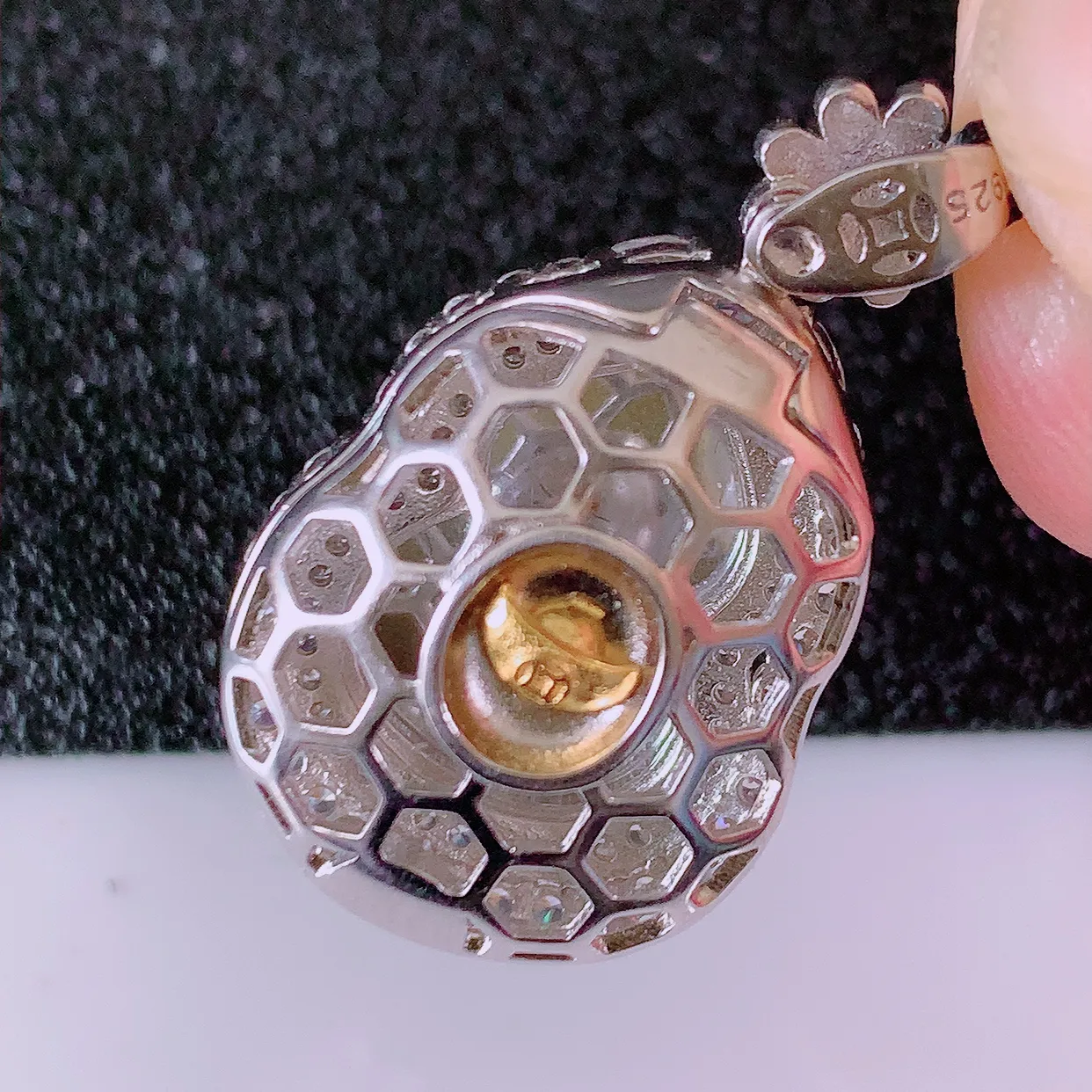 冰透满绿翡翠925银镶嵌葫芦吊坠，自然光实拍，翠色灵动，颜色漂亮，种老水足，品相佳，佩戴佳品！#97.4整体28*16.6*11裸石15*11.5