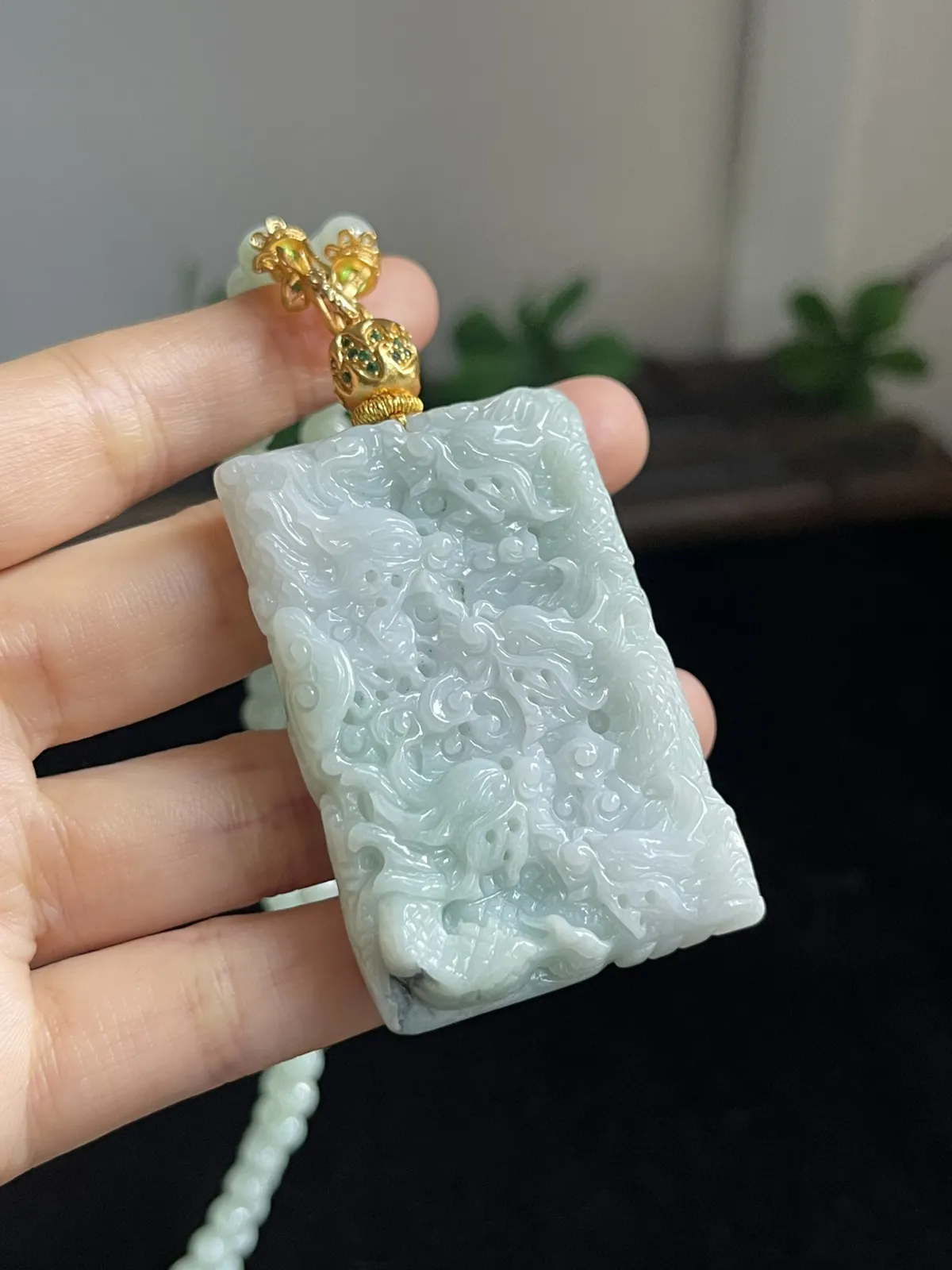 翡翠糯化种吊坠，配珠未测