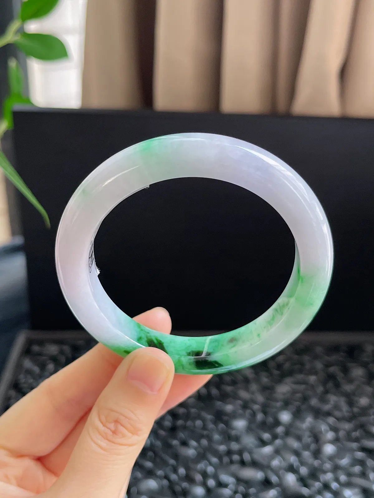 正圈56.8圈口，翡翠糯化种飘绿手镯