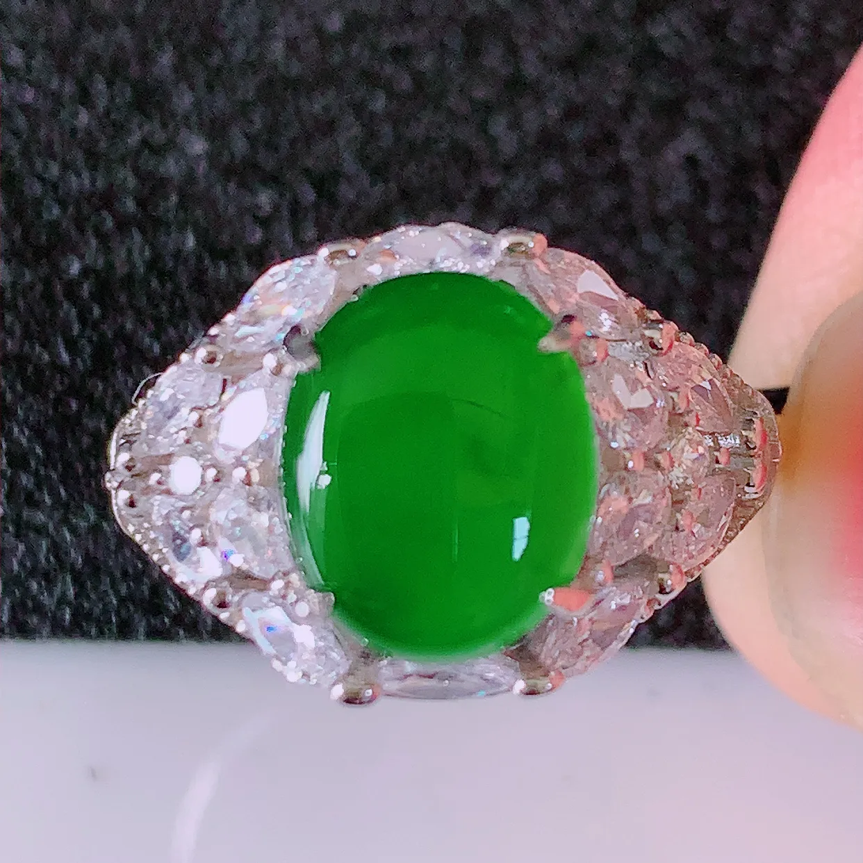 冰透满绿翡翠925银镶嵌戒指，自然光实拍，翠色灵动，颜色漂亮，种老水足，品相佳，佩戴佳品！#97.4