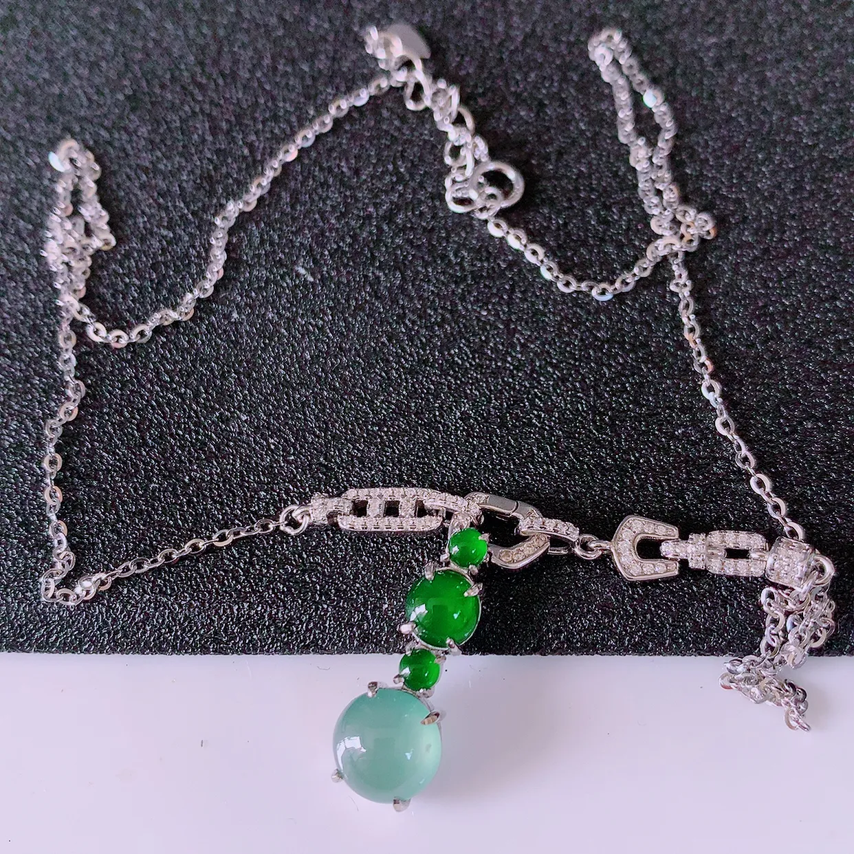 冰透满绿翡翠925银镶嵌项链，自然光实拍，翠色灵动，颜色漂亮，种老水足，品相佳，佩戴佳品！#97.4