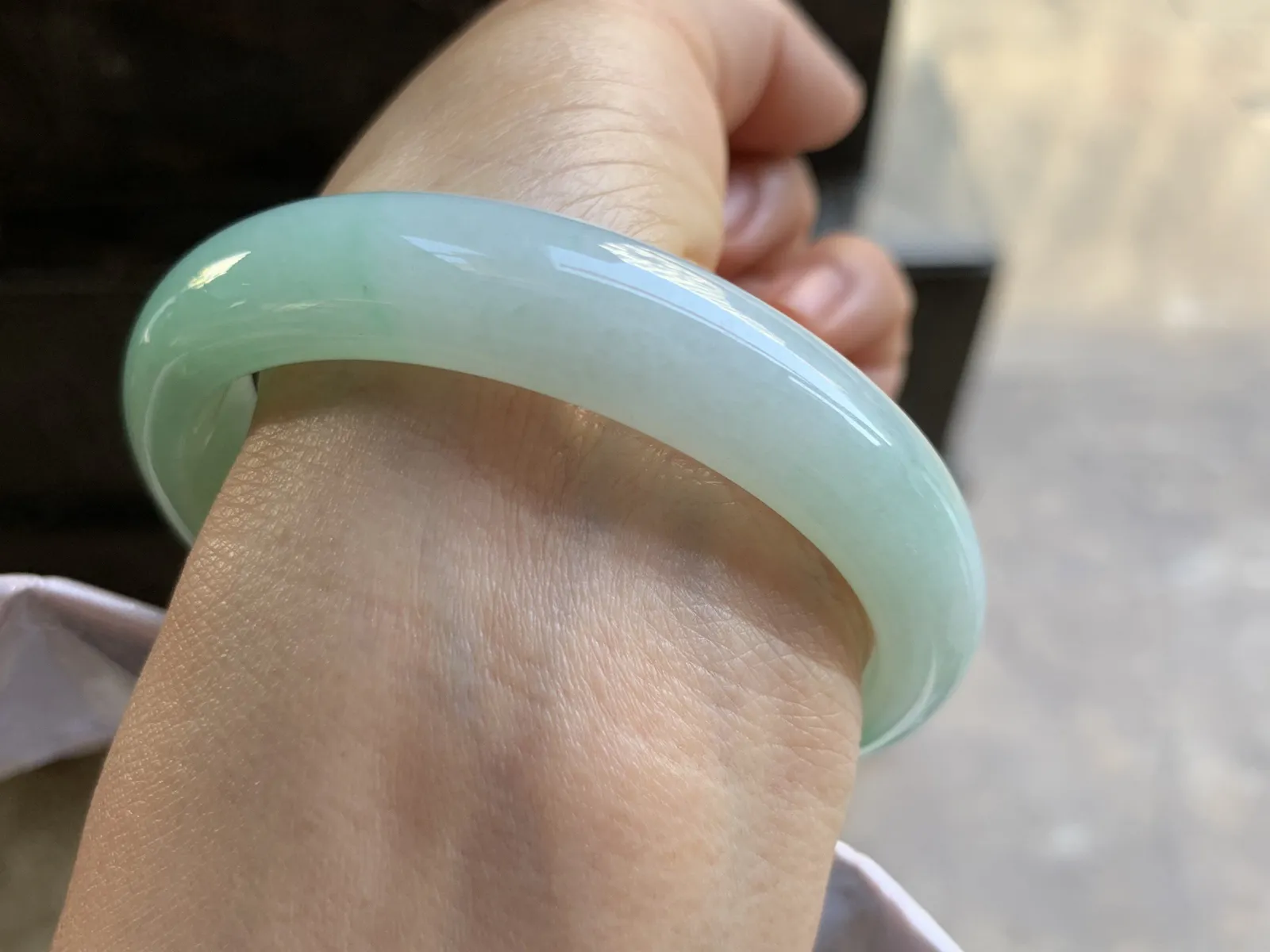 56-12.7-7.5mm
带底色贵妃手镯 底子细腻 颜色清新 正圈54可带