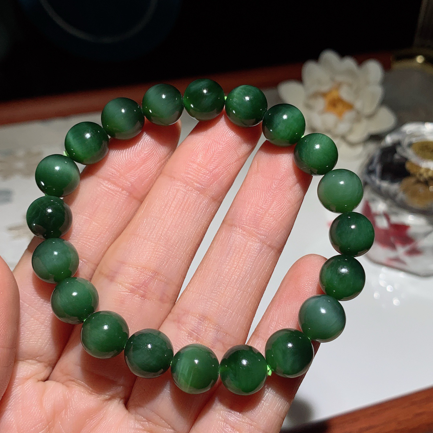 和田玉菠菜绿猫眼俄罗斯碧玉猫眼手串。碧玉手串 单颗尺寸10重25克。玉质细腻油润。手推出油。佩戴高端