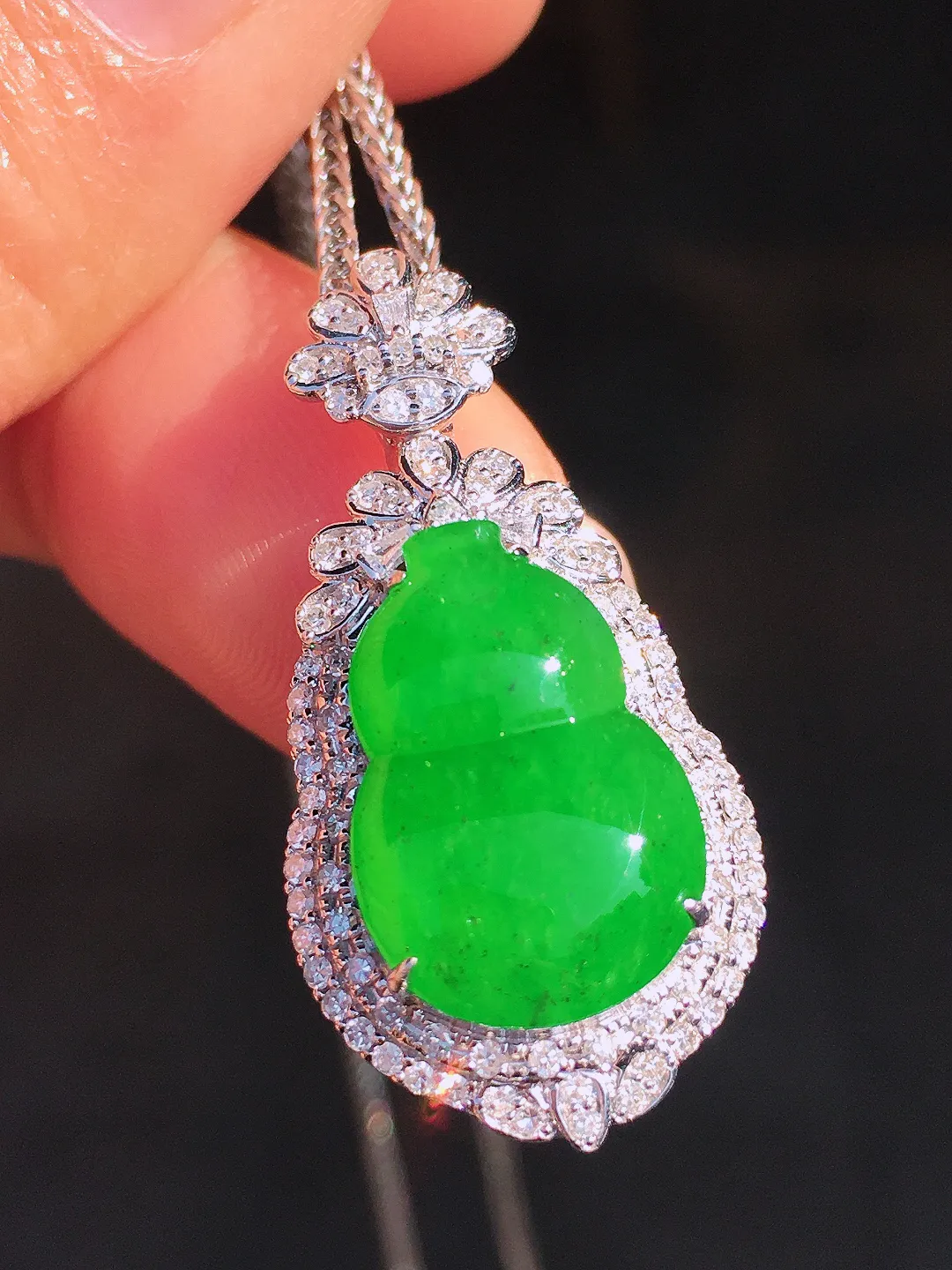 阳绿葫芦吊坠，色泽均匀艳丽，玉质细腻，荧光感超
强，饱满圆润，尽显优雅气质，18k
金豪华镶嵌