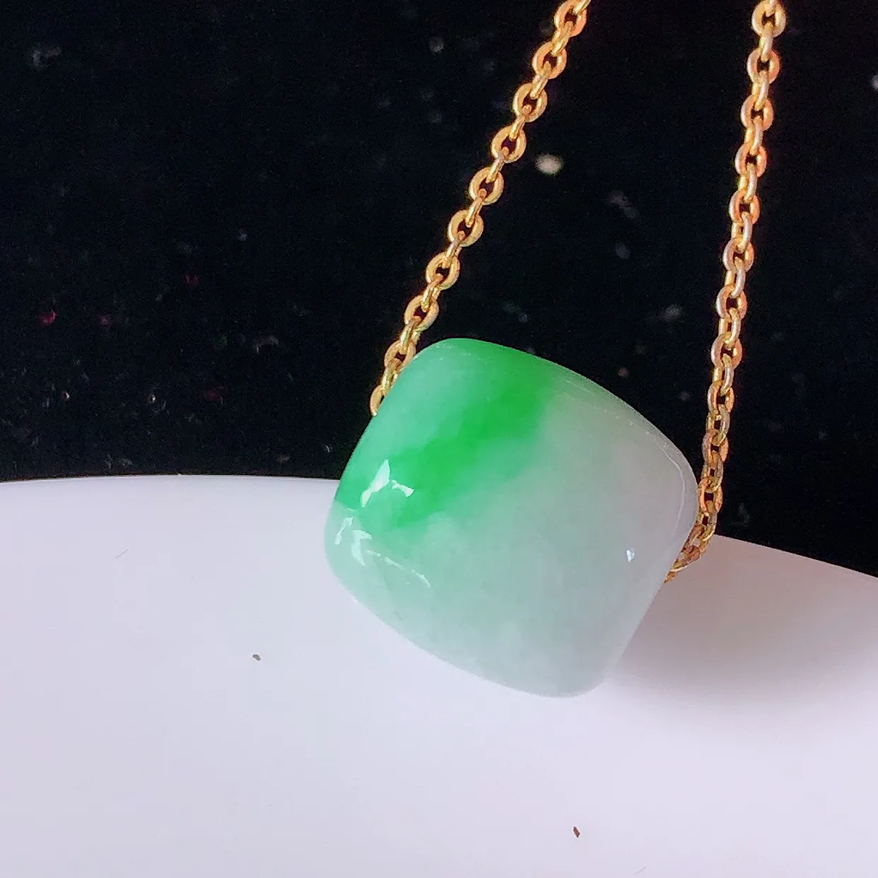 自然光实拍，冰润飘阳绿翡翠路路通吊坠，寓意时来运转、财源滚滚，款式新颖时尚，日常百搭的款！配图银链#05.4