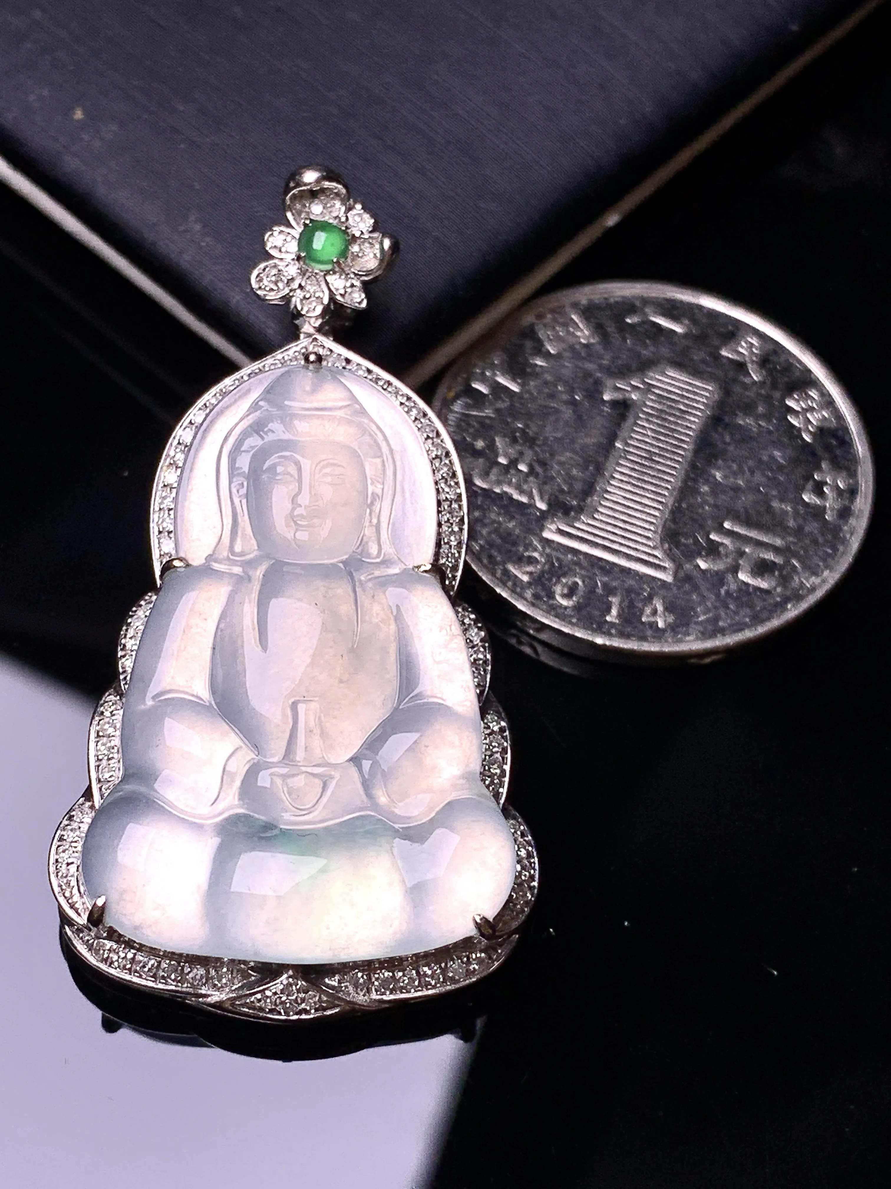 18k金钻镶嵌冰种观音菩萨吊坠 玉质细腻 色泽艳丽清新 整体尺寸43*23.3*7.3