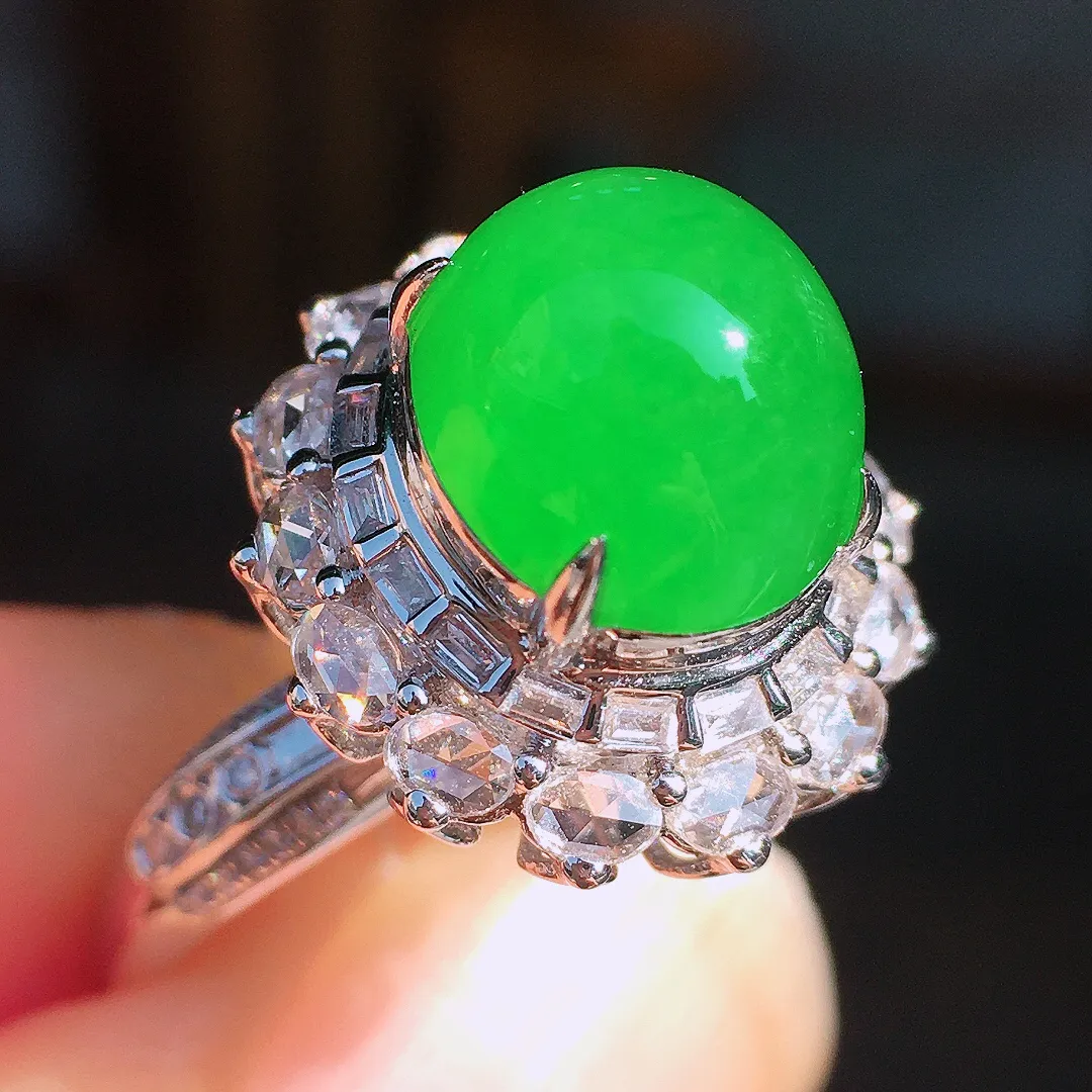 阳绿蛋面戒指，色泽均匀艳丽，玉质细腻，荧光感超
强，饱满圆润，尽显优雅气质，18k
金豪华镶嵌