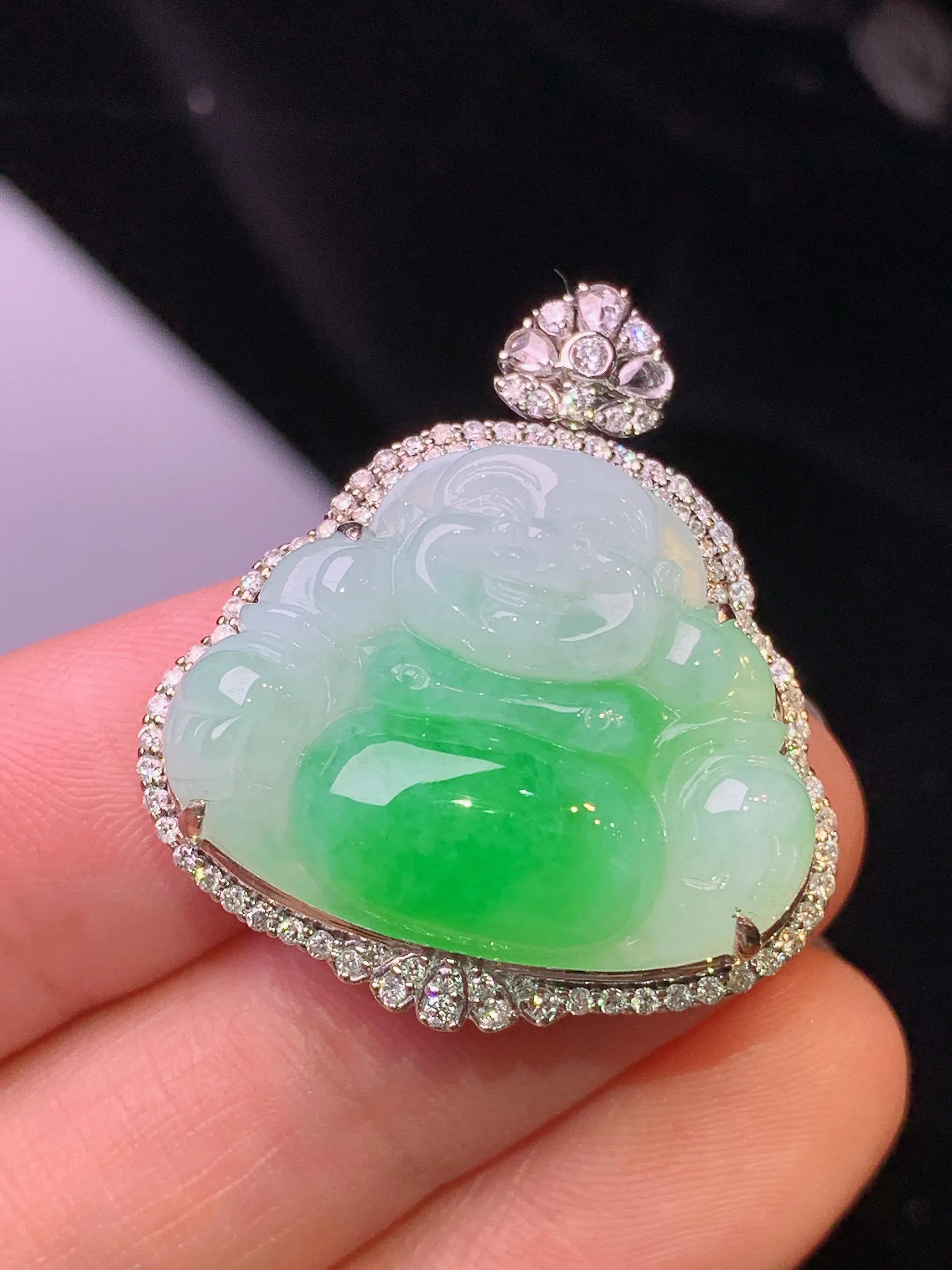 18k金钻镶嵌飘绿佛公吊坠 玉质细腻 色泽清新艳丽 整体尺寸31*27.5*11.2