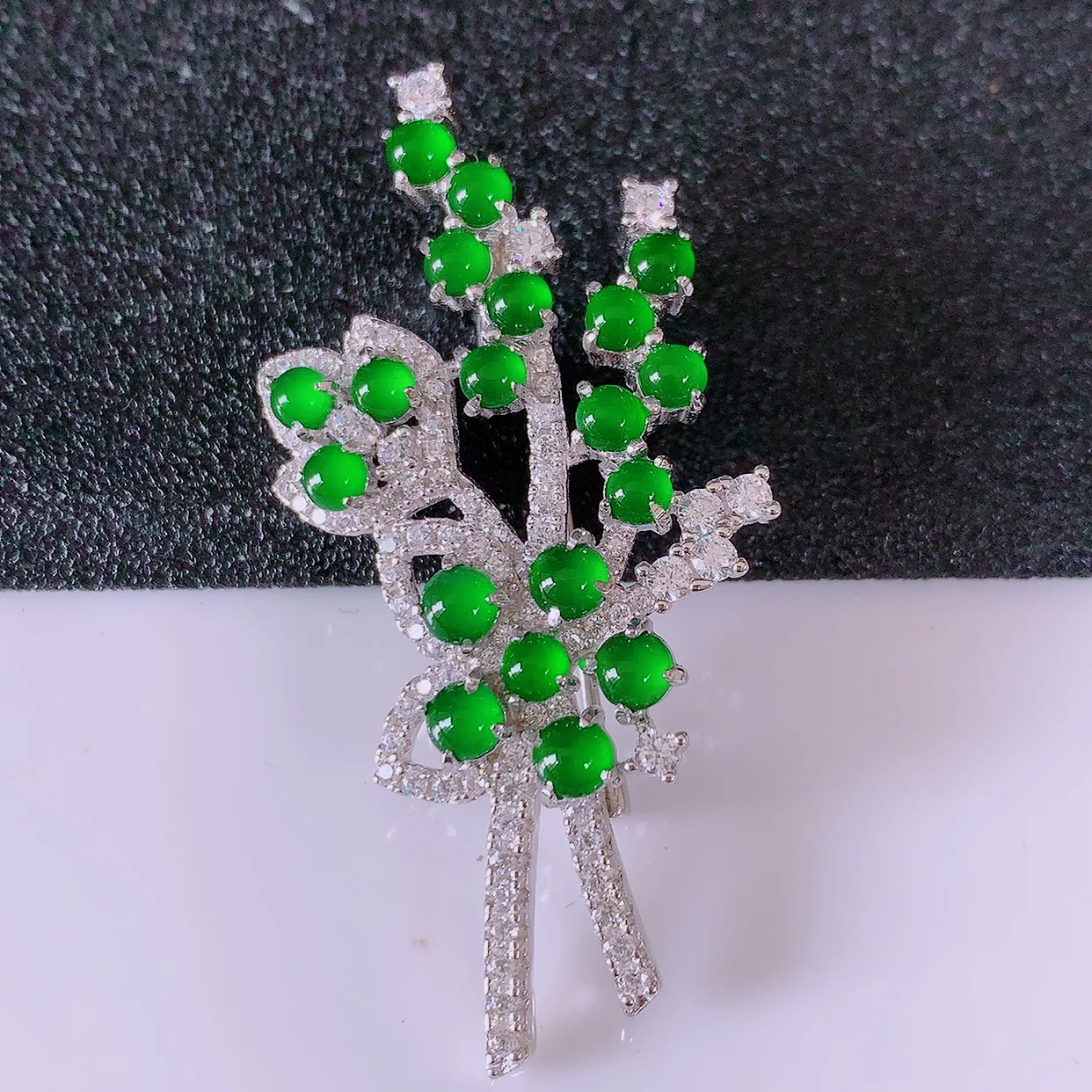 冰透满绿翡翠925银镶嵌胸针，自然光实拍，翠色灵动，颜色漂亮，种老水足，品相佳，佩戴佳品！#97.4