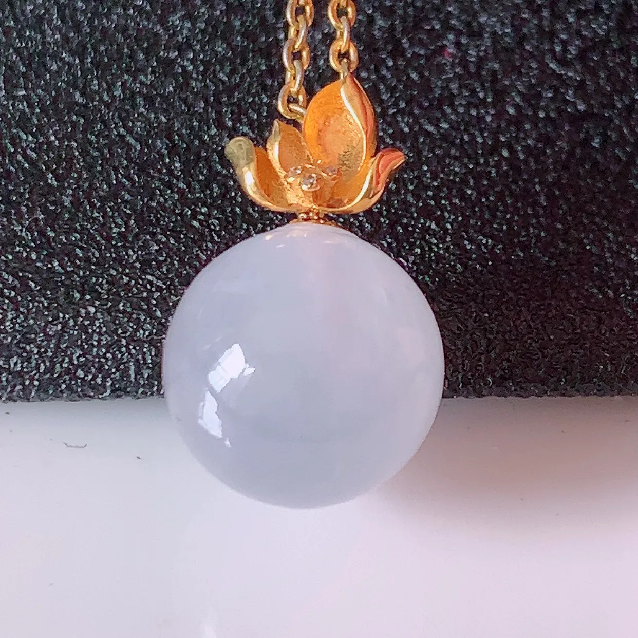 18K金镶嵌冰种翡翠转运珠吊坠，寓意“时来运转，财源滚滚” 寓意佳，荧光灼灼，转运珠佩戴时尚优雅！#1.4