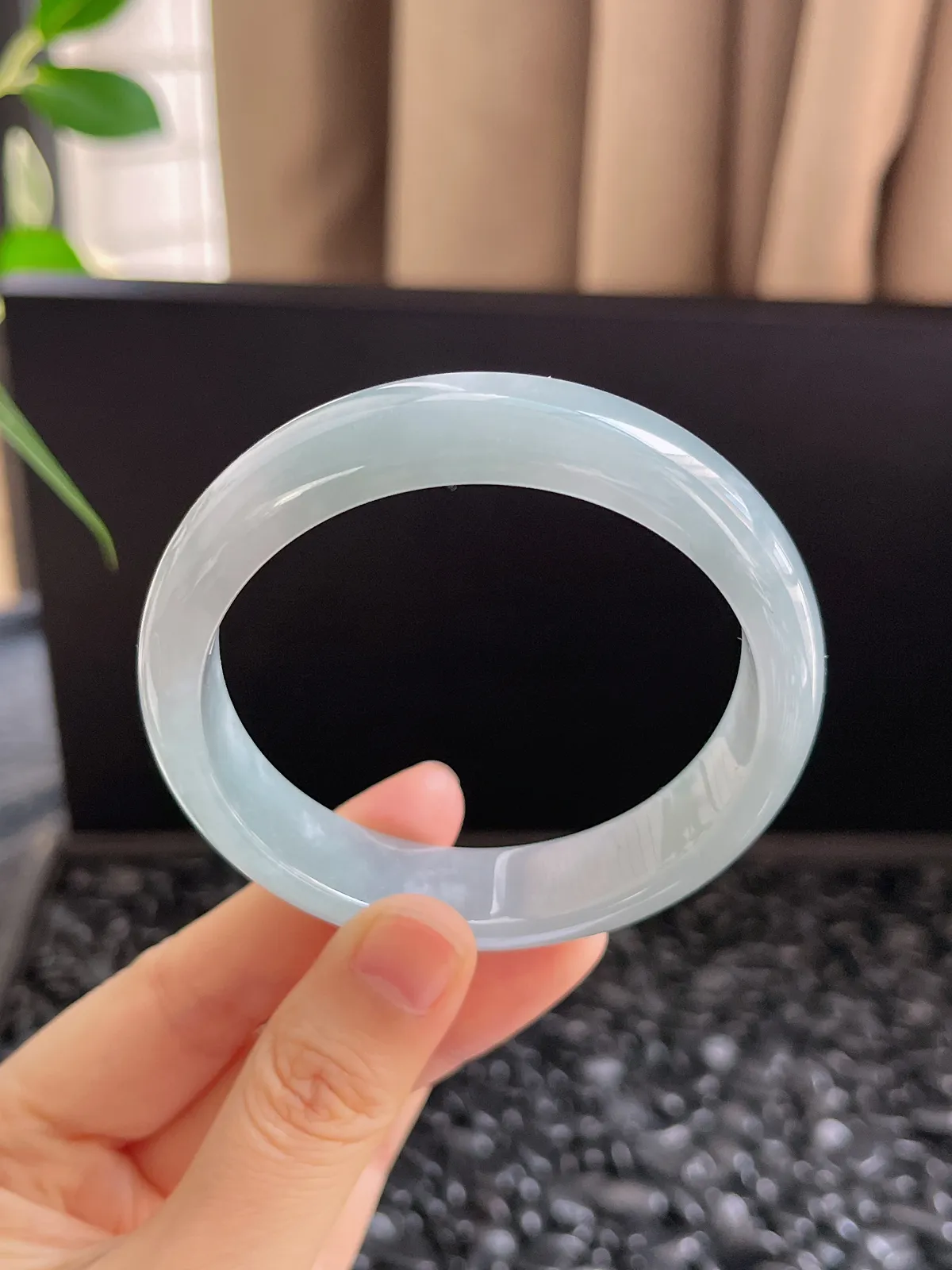 正圈56.6圈口，翡翠冰糯种淡绿色手镯