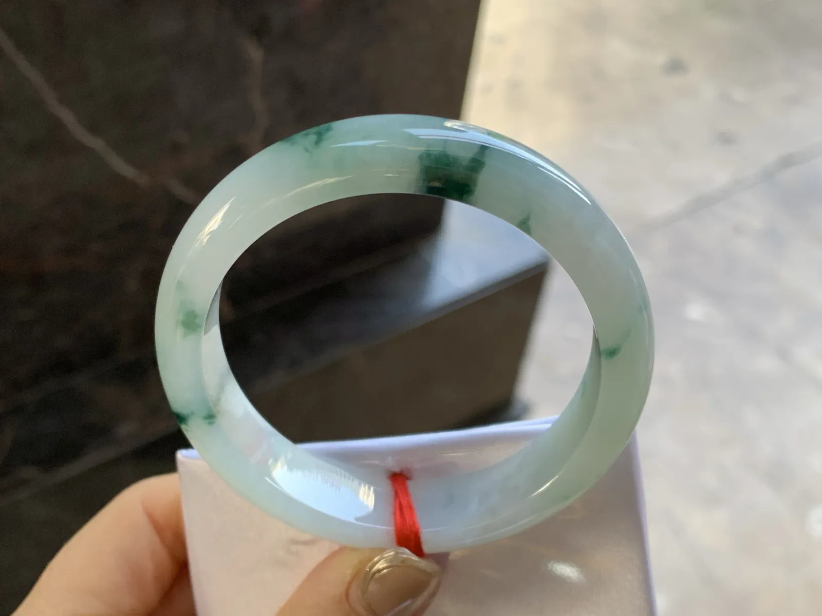 飘花手镯
尺寸：54.8-13-7.8mm
肉质细腻干净～飘花点缀