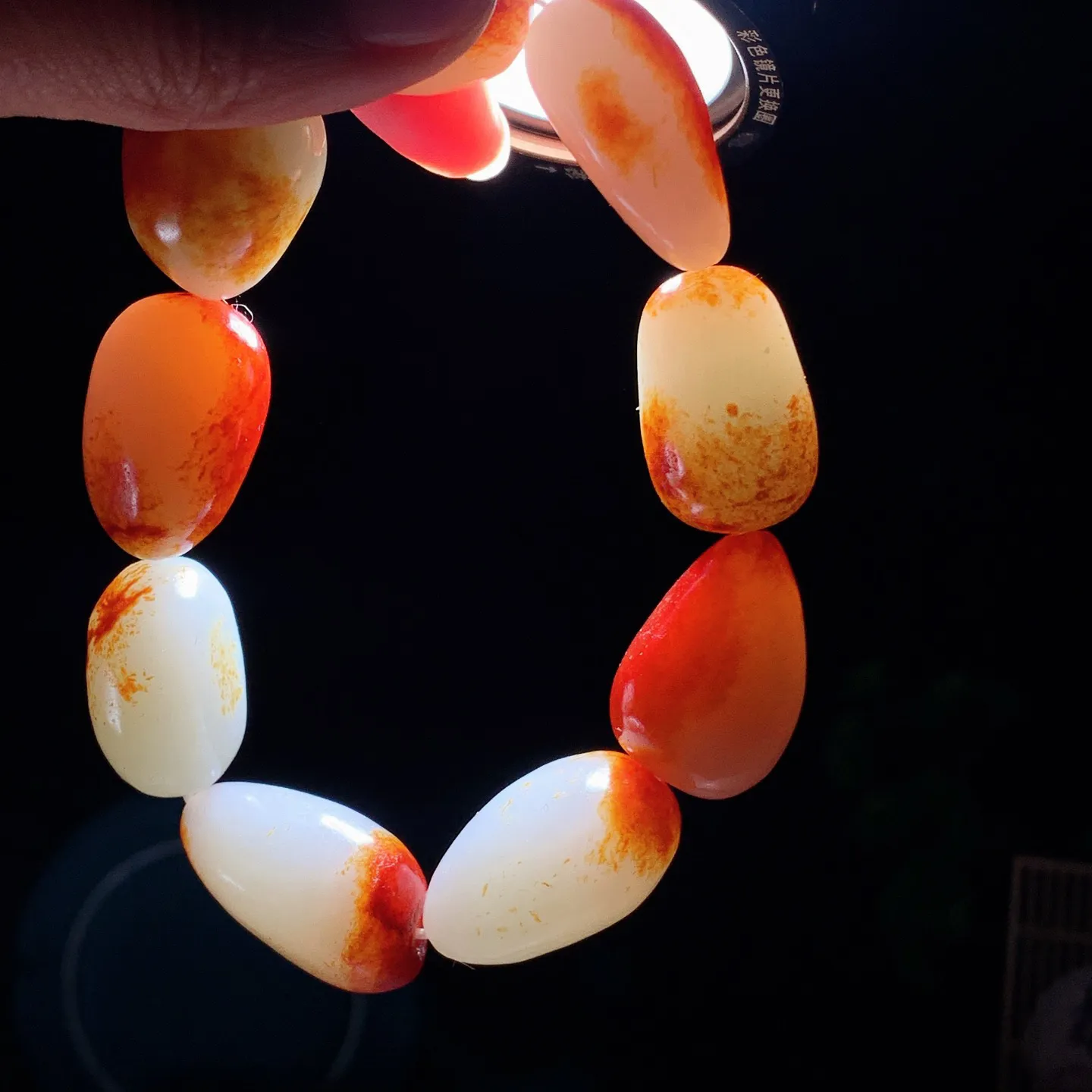 新疆和田玉油皮原石手串。单颗尺寸27/18/16重114.5克。玉质细腻油润。手推出油。佩戴高端典雅。lt250105