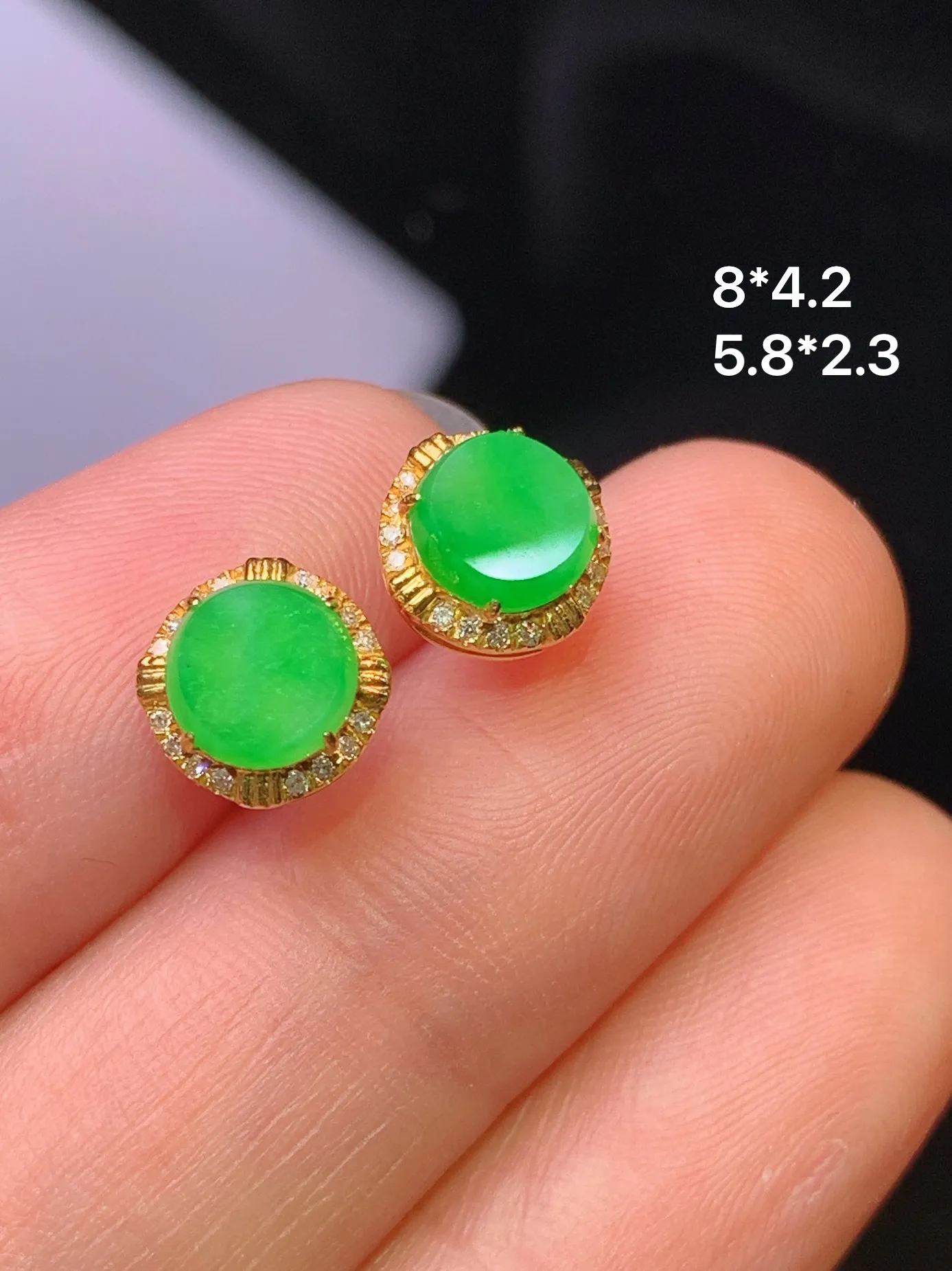 18k金钻镶嵌翠绿圆牌耳钉 玉质细腻 色泽清新艳丽 整体尺寸8*4.2