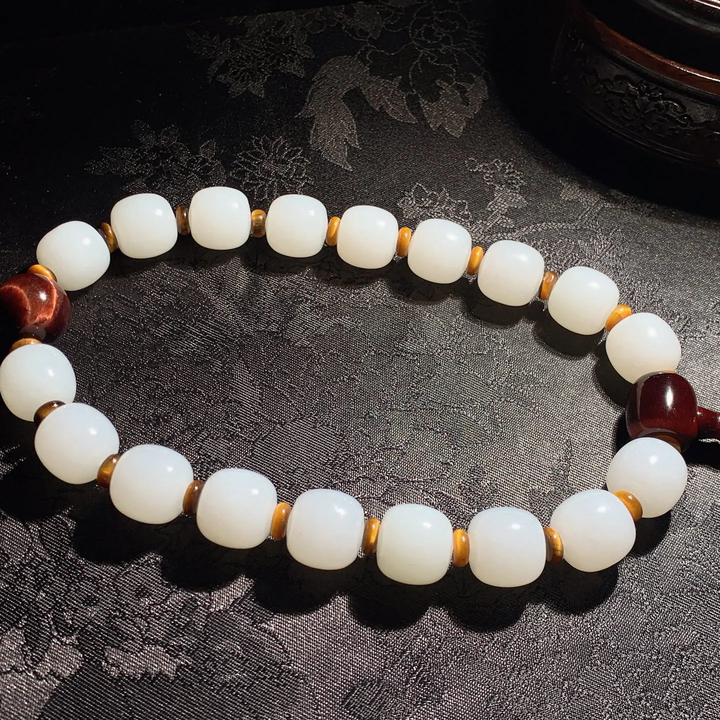 新疆和田玉羊脂白老型珠手持。十八子手持 单颗尺寸14重106.5克。玉质细腻油润。手推出油。佩戴高端典雅。lt250105