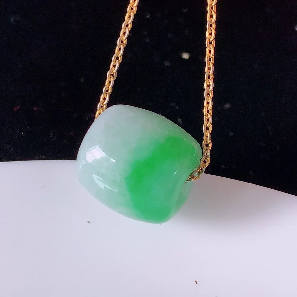 自然光实拍，冰润飘阳绿翡翠路路通吊坠，寓意时来运转、财源滚滚，款式新颖时尚，日常百搭的款！配图银链#05.4