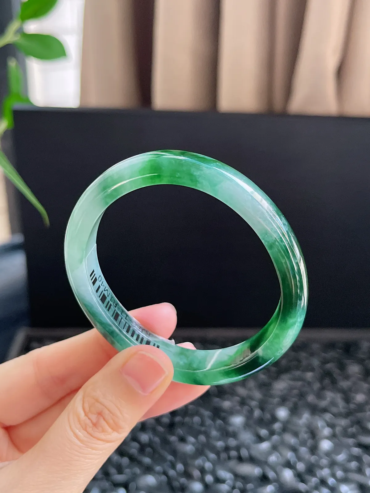 贵妃镯54.3圈口，翡翠冰糯种飘绿手镯