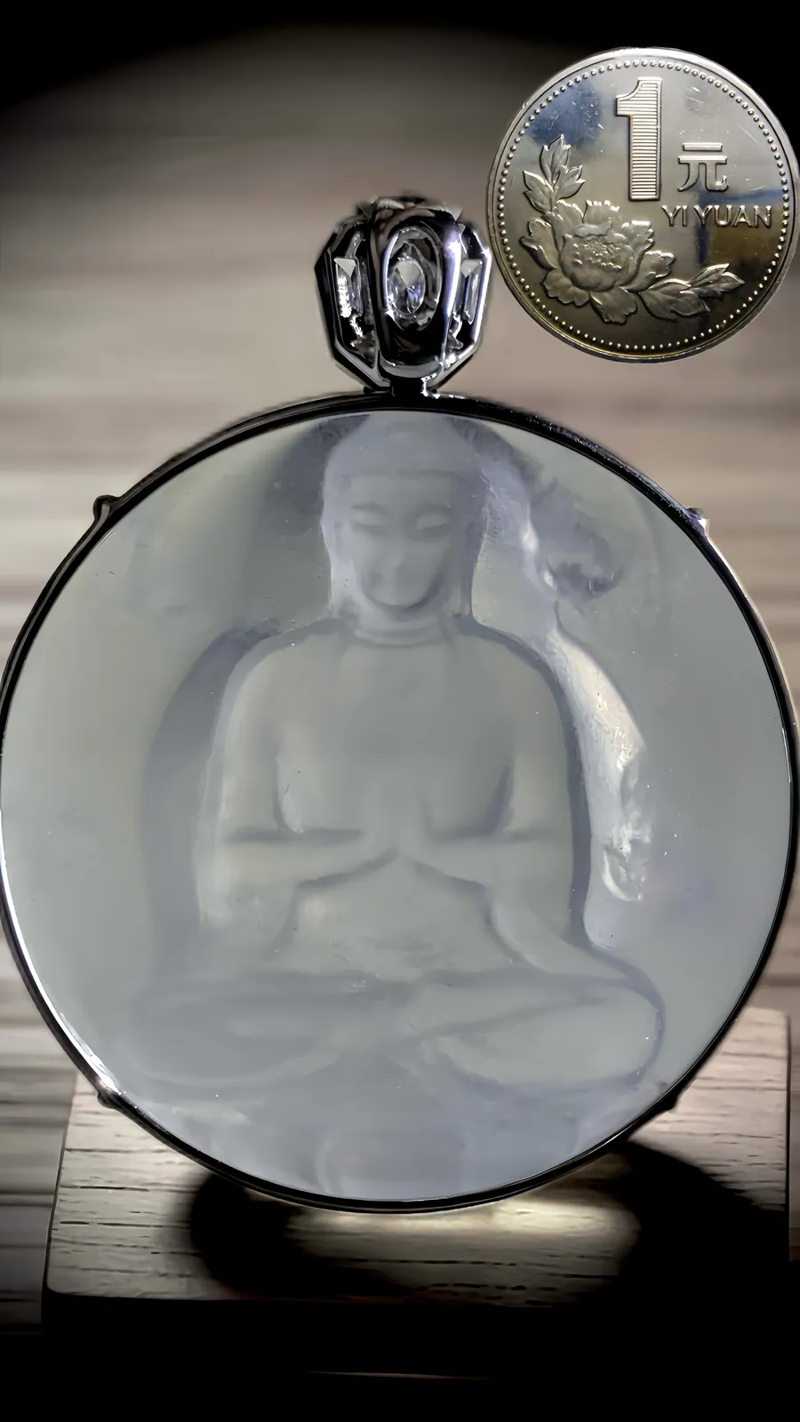 【大日如来佛】，
法相庄严，莲瓣舒展，禅意自生。
方寸之间，纳天地虚静，照见本心。
作品裸石53.2-53.2-6.5mm，
整体65-53.2-7.5mm，45.03g，
18K金，南非钻，