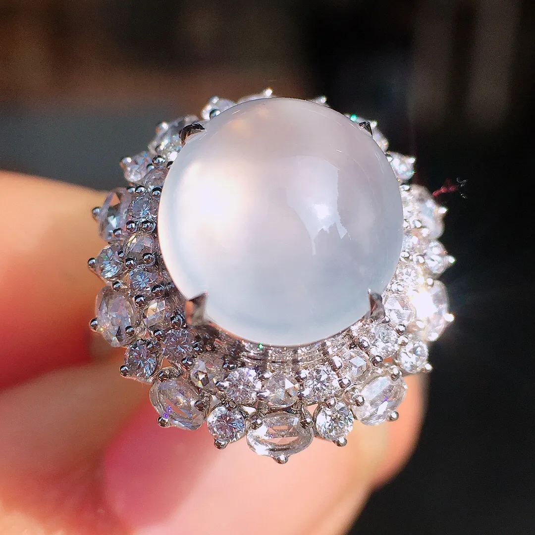 冰种蛋面戒指，玉质细腻，荧光感超
强，饱满圆润，尽显优雅气质，18k
金豪华镶嵌