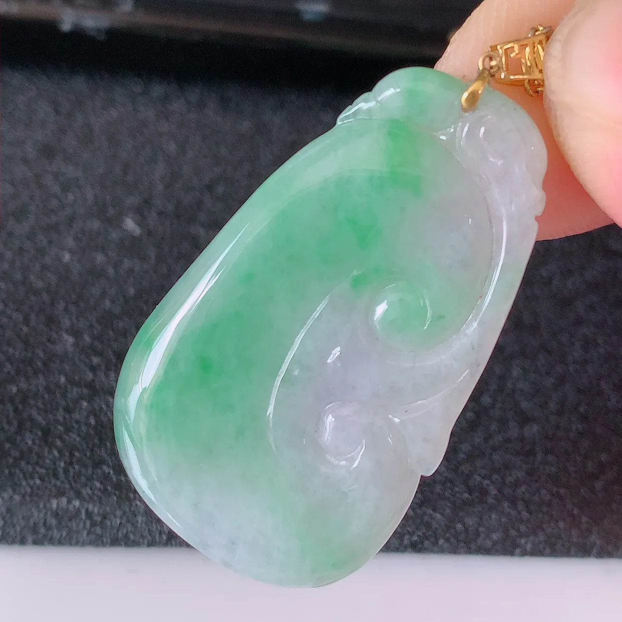 18K金镶嵌冰润飘绿翡翠万事如意吊坠，玉质细腻，时‮大尚‬方，款式经典，佩戴优雅高贵上档次！#41.4