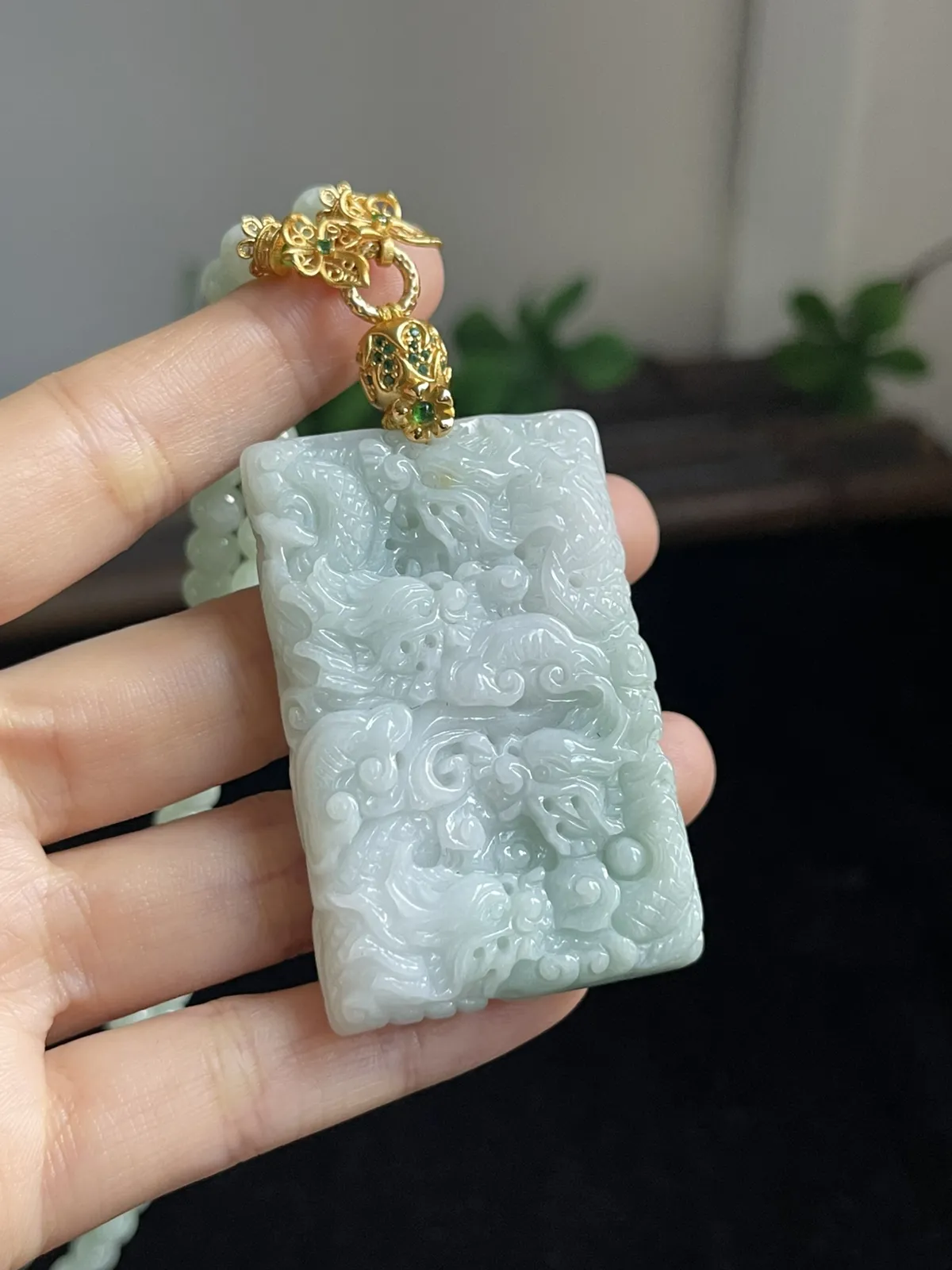 翡翠糯化种吊坠，配珠未测