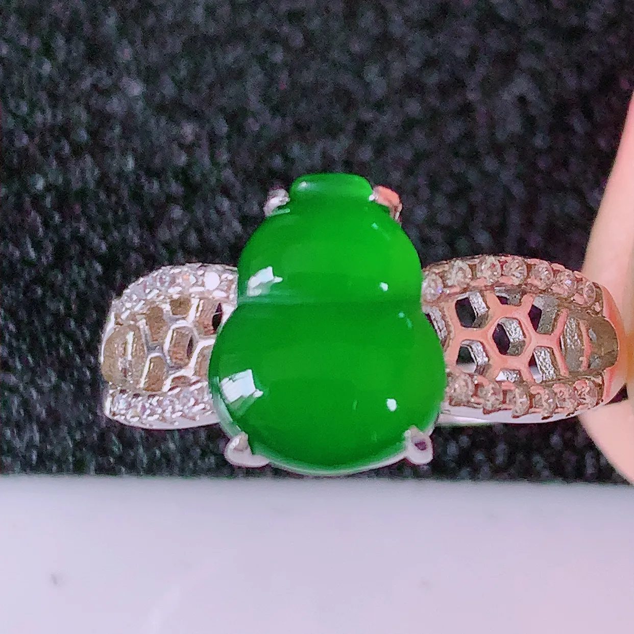 冰透满绿翡翠925银镶嵌葫芦戒指，自然光实拍，翠色灵动，颜色漂亮，种老水足，品相佳，佩戴佳品！#97.4（圈口可调大小）整体22.5*17.5*5裸石10*7.5