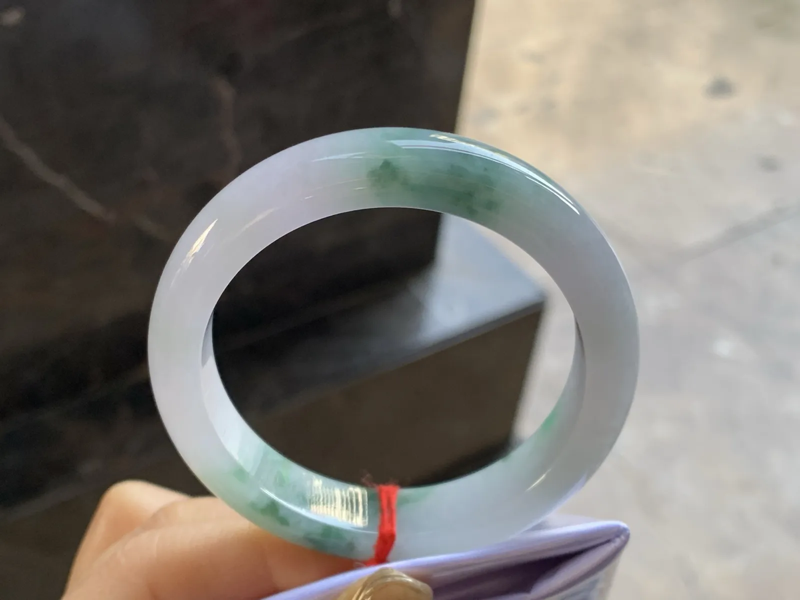 飘花手镯
尺寸：52-11-7.5mm
肉质细腻～飘花点缀