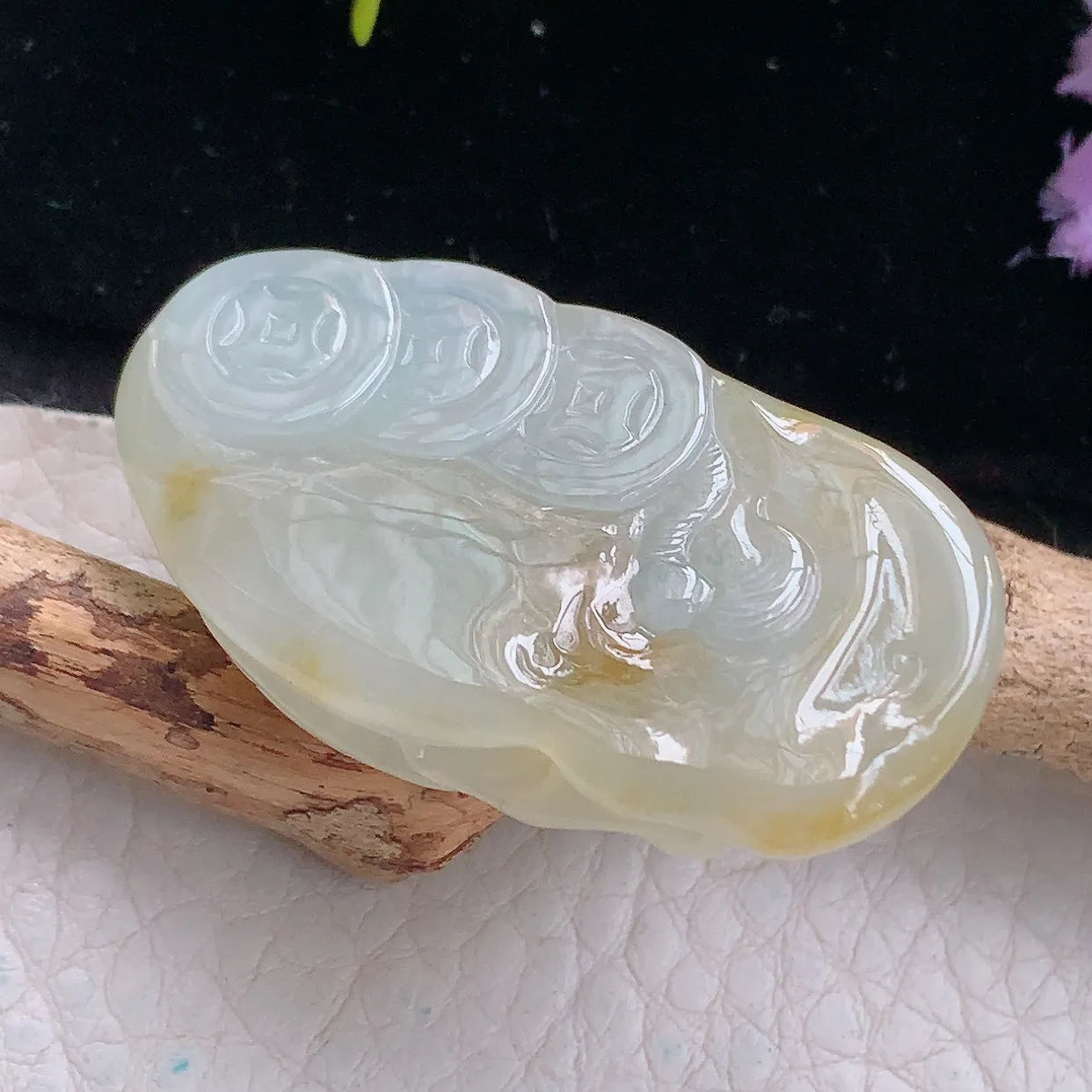 lz实拍43*23.5*10.6缅甸翡翠精雕冰黄下山虎 生肖虎玉项坠 玉挂件