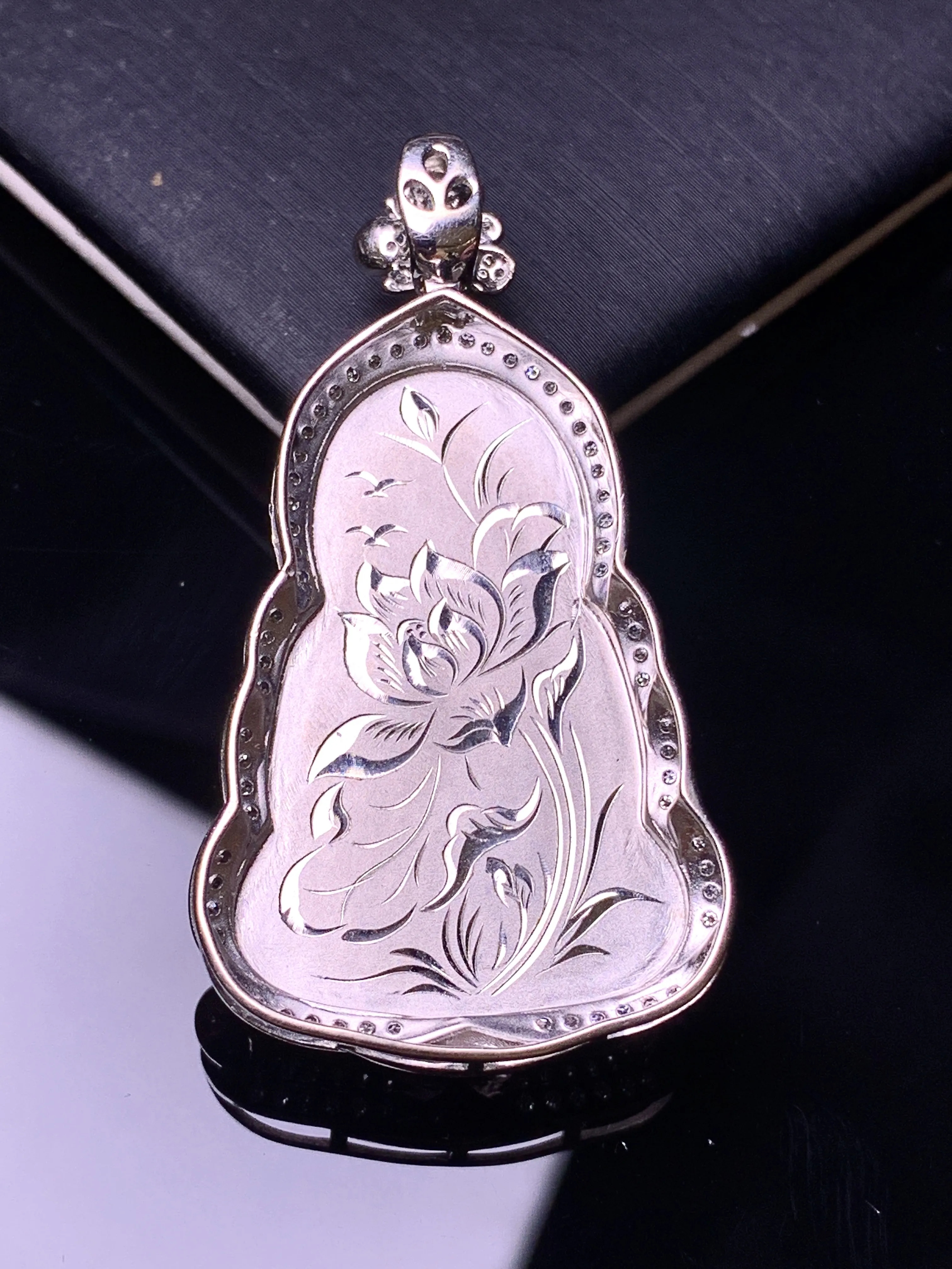 18k金钻镶嵌冰种观音菩萨吊坠 玉质细腻 色泽艳丽清新 整体尺寸43*23.3*7.3