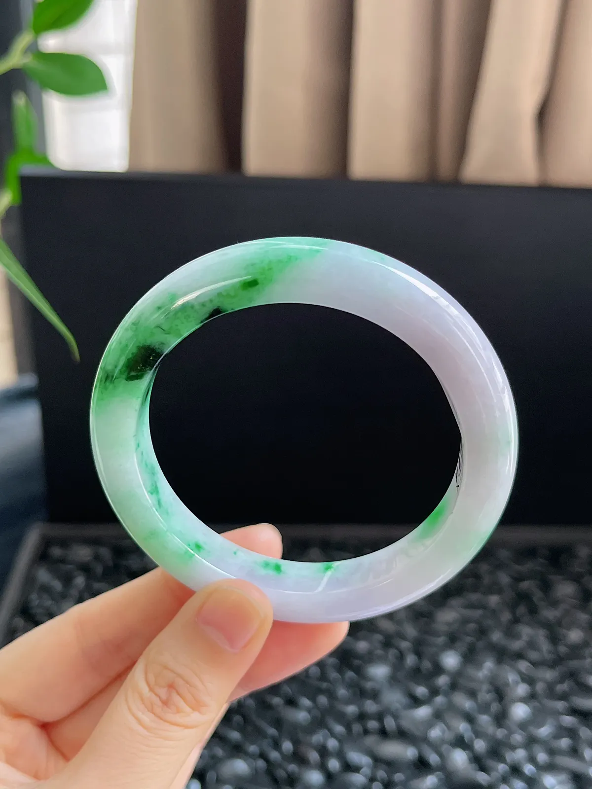 正圈56.8圈口，翡翠糯化种飘绿手镯