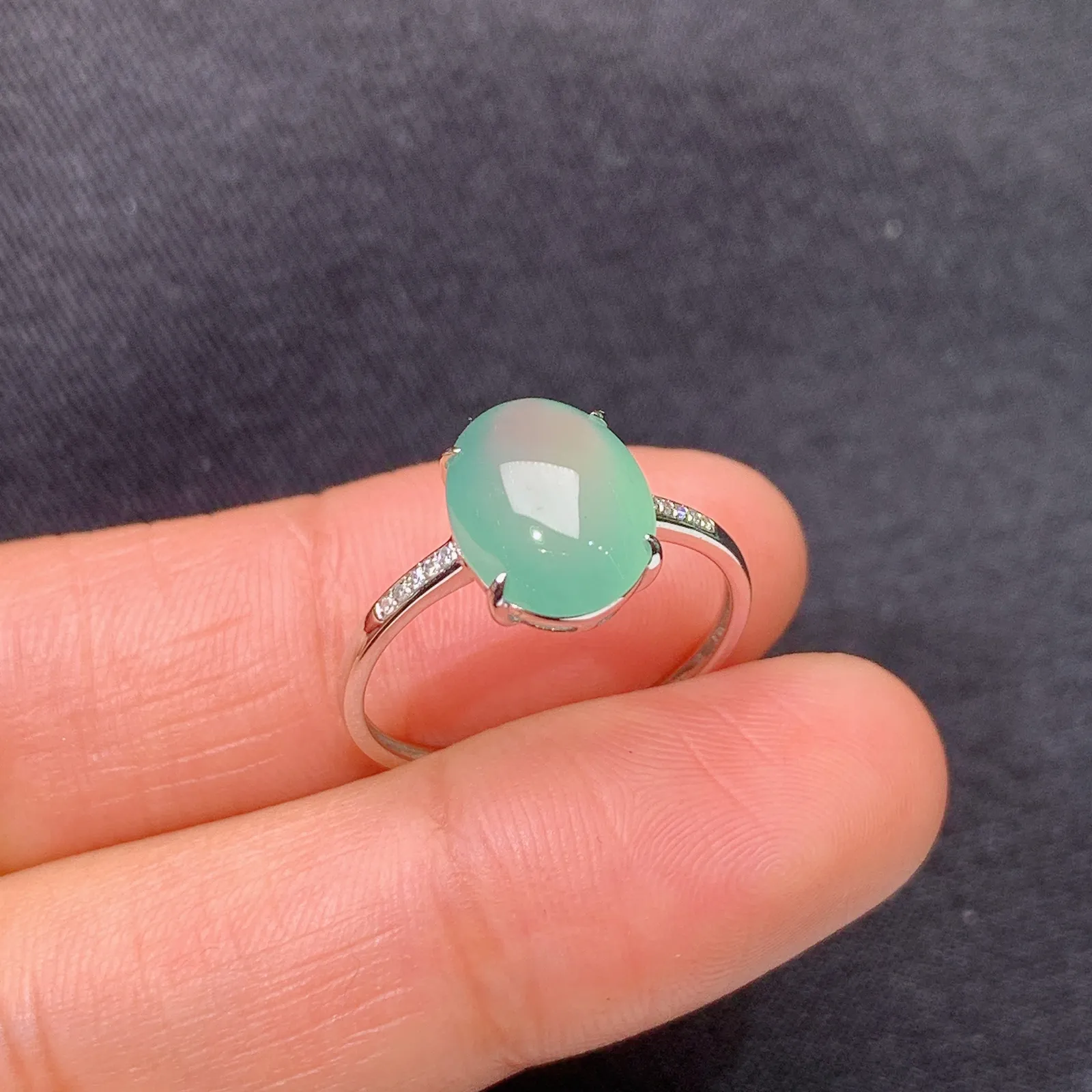 冰晴底蛋面戒指，18k金镶嵌，简约时尚，冰润细腻，种水足，By1 尺寸10.3*7.9*3.3 圈口14