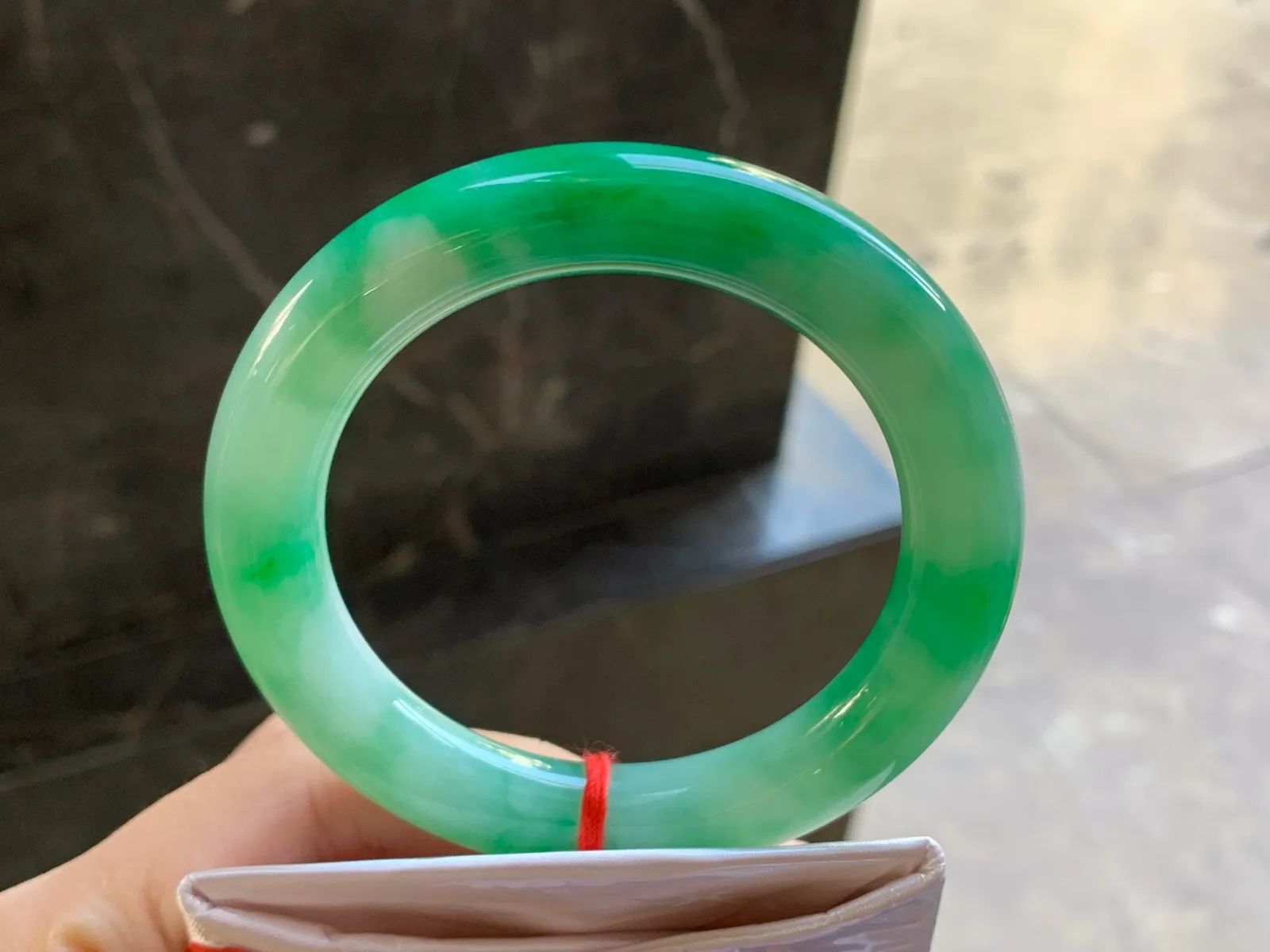 55-11

阳绿色圆条手镯^_^颜色鲜艳 玉质温润