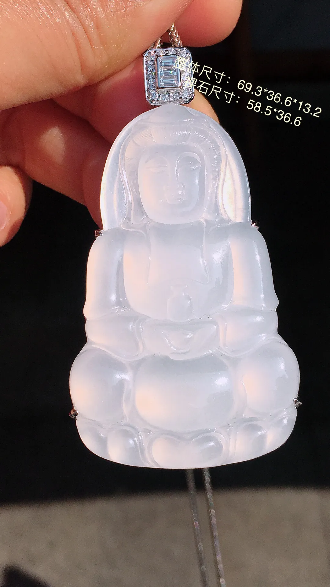 冰种观音吊坠，玉质细腻，荧光感超
强，饱满圆润，尽显优雅气质，18k
金豪华镶嵌