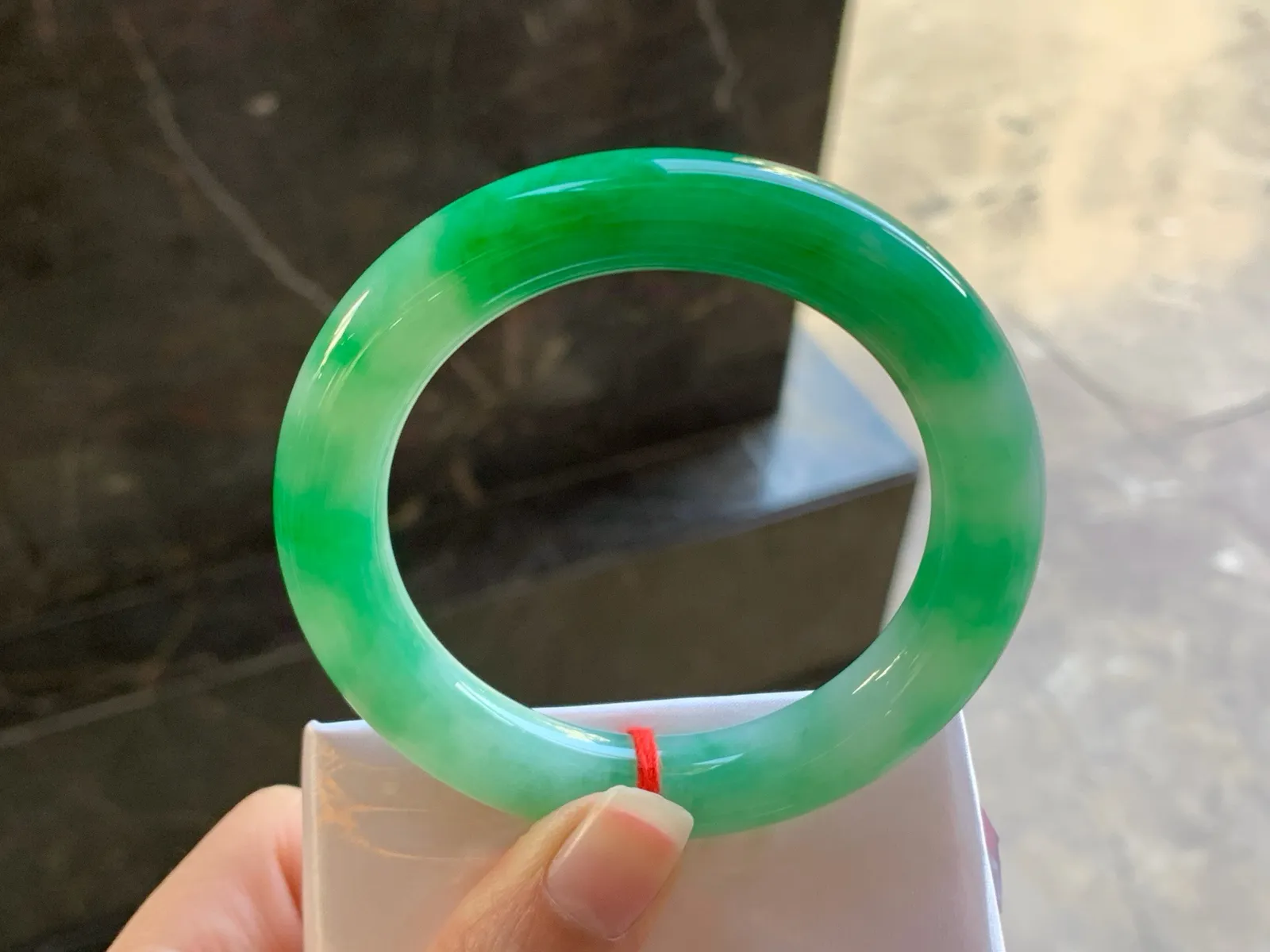 55-11

阳绿色圆条手镯^_^颜色鲜艳 玉质温润