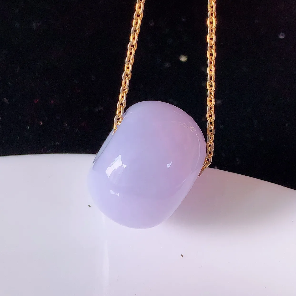 自然光实拍，冰润紫罗兰翡翠路路通吊坠，寓意时来运转、财源滚滚，款式新颖时尚，日常百搭的款！配图银链#