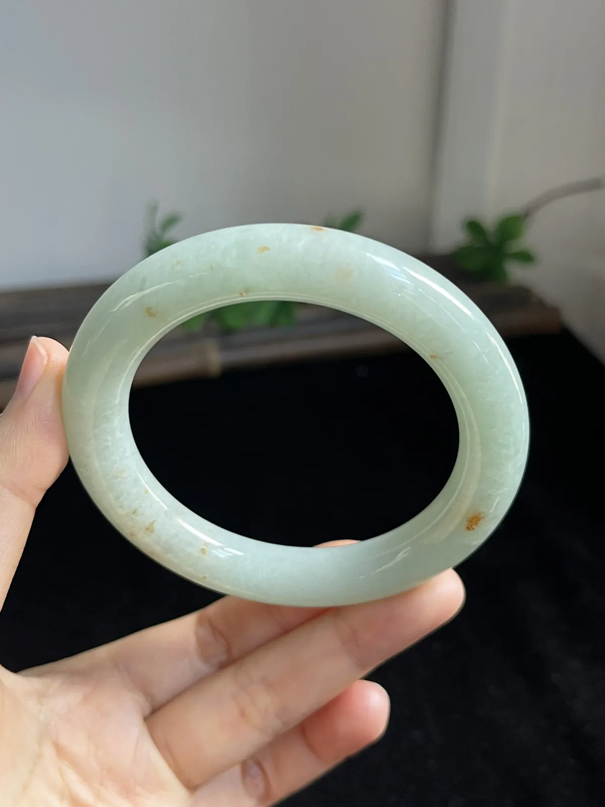 圆镯57圈口，翡翠糯化种绿色手镯