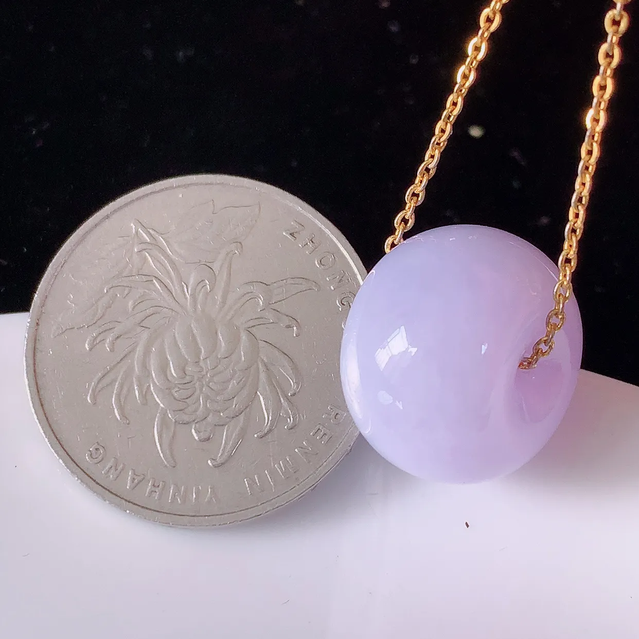 自然光实拍，冰润紫罗兰翡翠路路通吊坠，寓意时来运转、财源滚滚，款式新颖时尚，日常百搭的款！配图银链#05.4