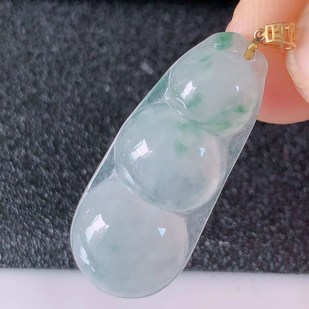 18K金镶嵌冰种飘花四季豆翡翠吊坠，寓意“四季平安，福气满满”胶感十足，饱满，佩戴效果优雅迷人！#49.4