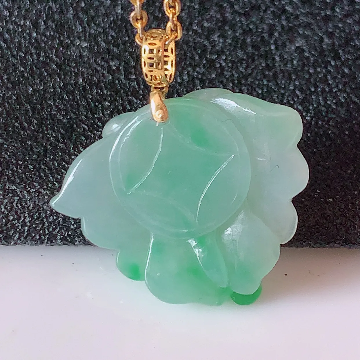 18k金镶嵌冰润飘绿翡翠蝴蝶吊坠，款式新颖时尚，日常百搭的款。清秀高雅，佩戴优雅高贵！#1.4