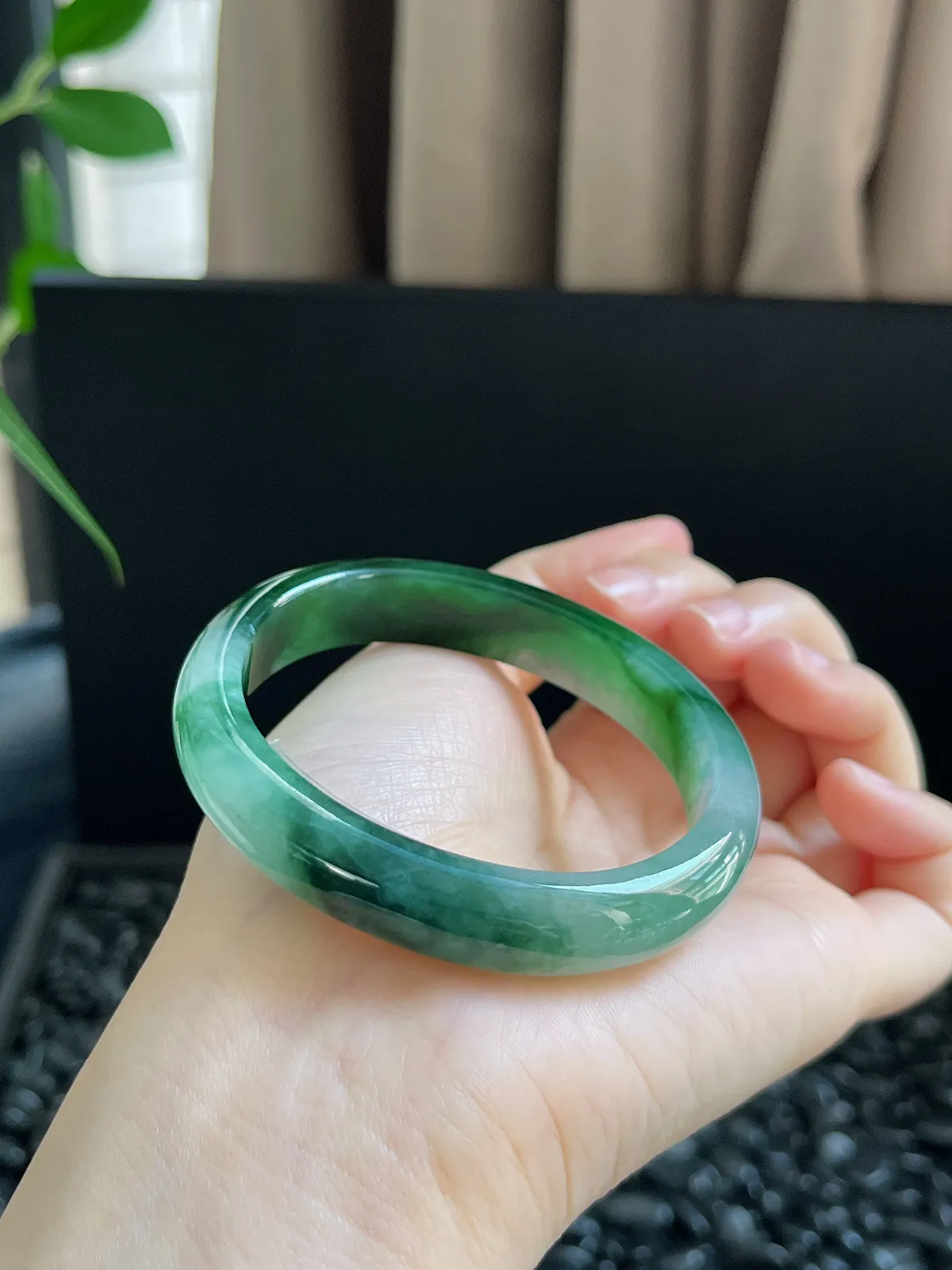 贵妃镯54.3圈口，翡翠冰糯种飘绿手镯