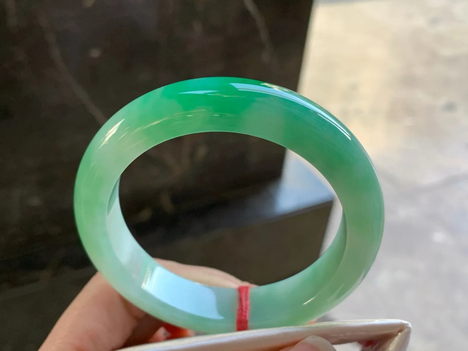 55-12.9-8.9

阳绿色手镯^_^玉质温润 细腻