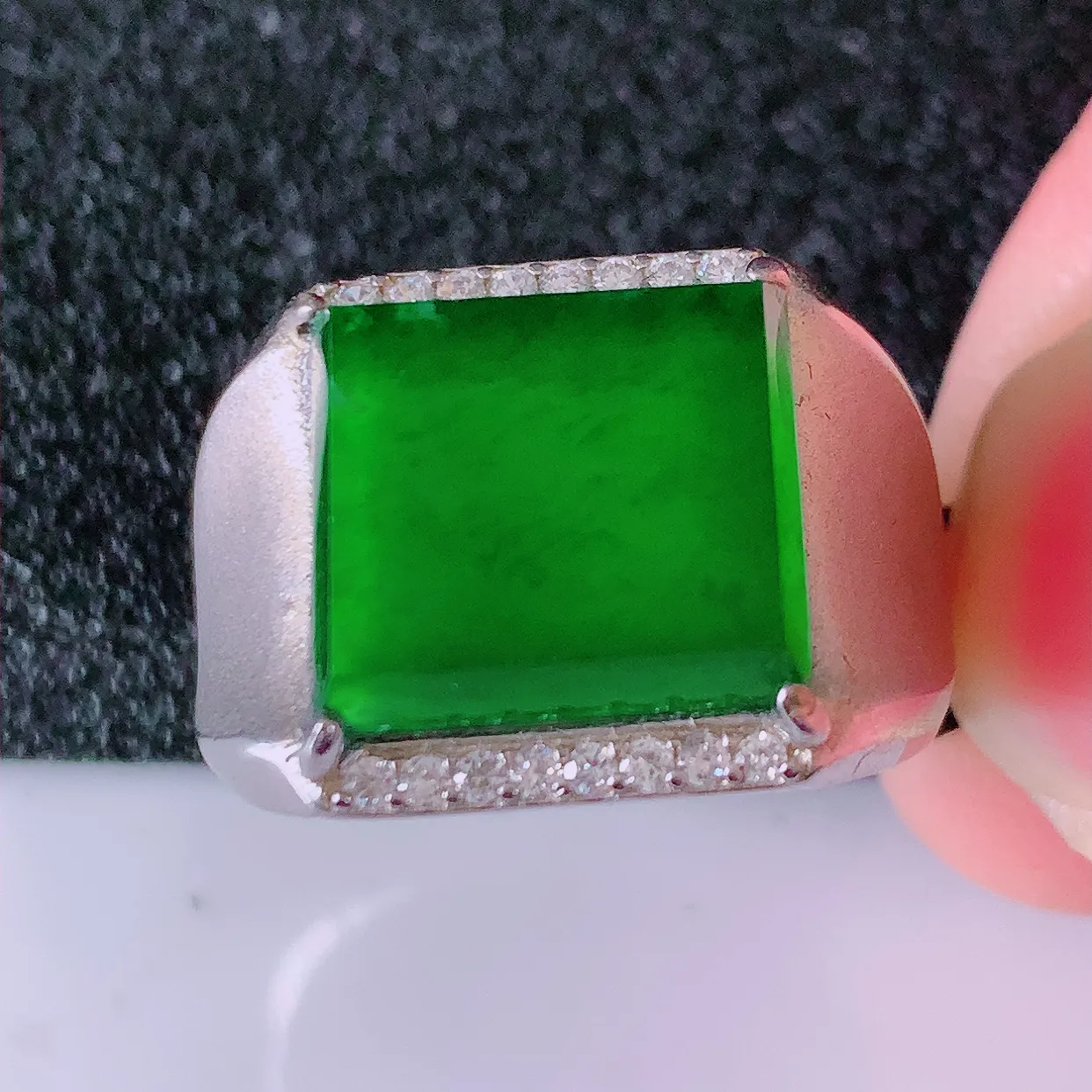 冰透满绿翡翠马鞍925银镶嵌戒指，自然光实拍，翠色灵动，颜色漂亮，种老水足，品相佳，佩戴佳品！#97.4（圈口可调大小）整体24.2*18*5裸石12-11