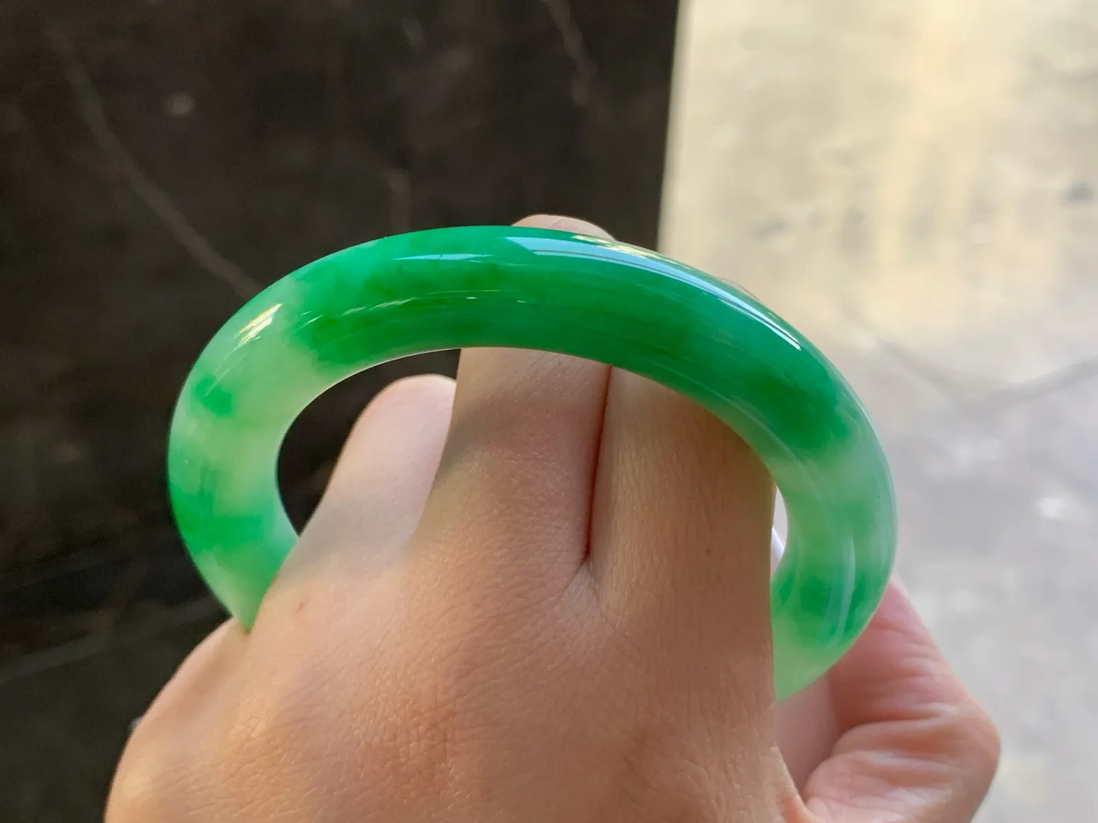 55-11

阳绿色圆条手镯^_^颜色鲜艳 玉质温润