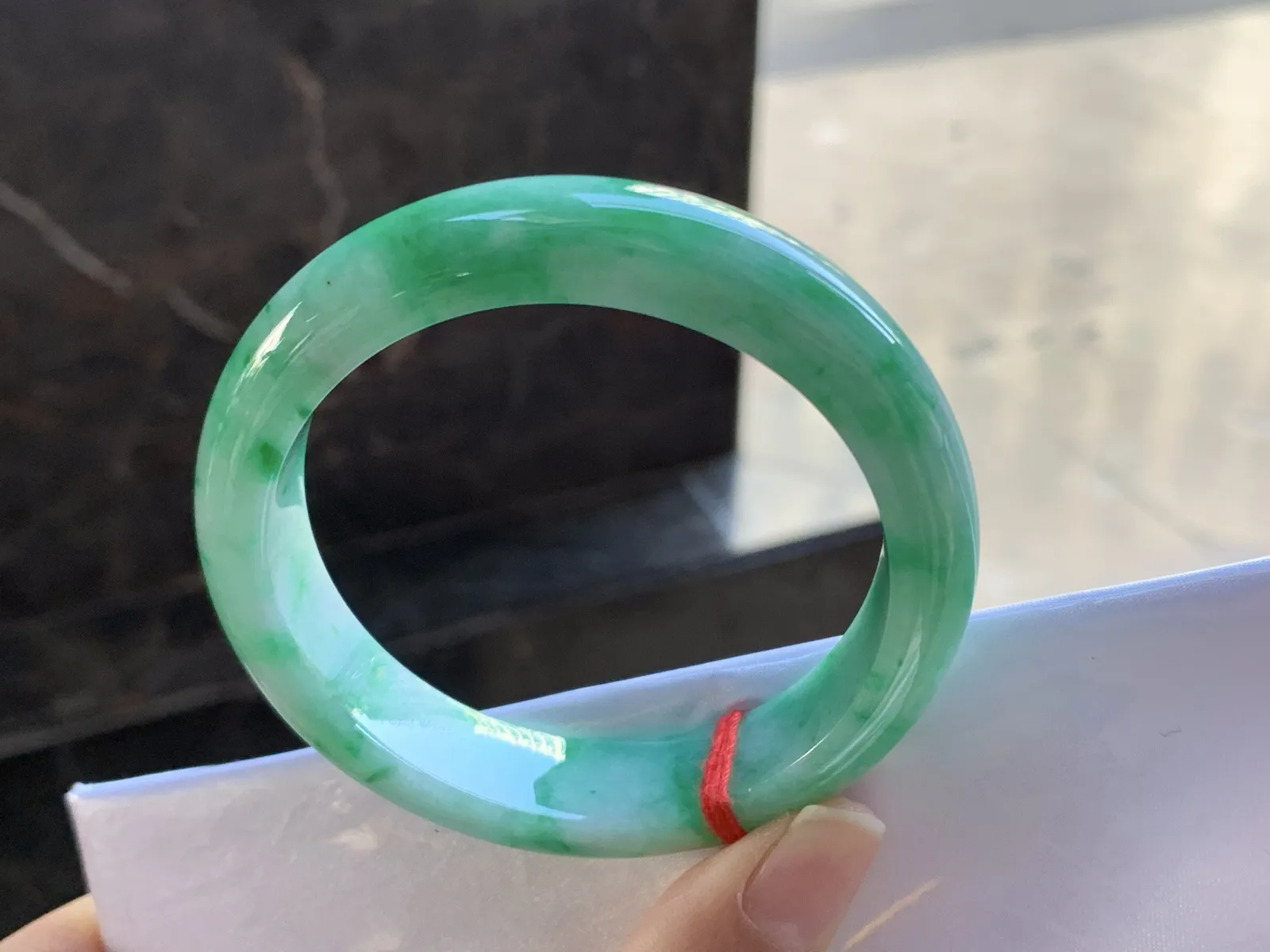 54-13-8.3

带色手镯^_^颜色好看 玉质温润