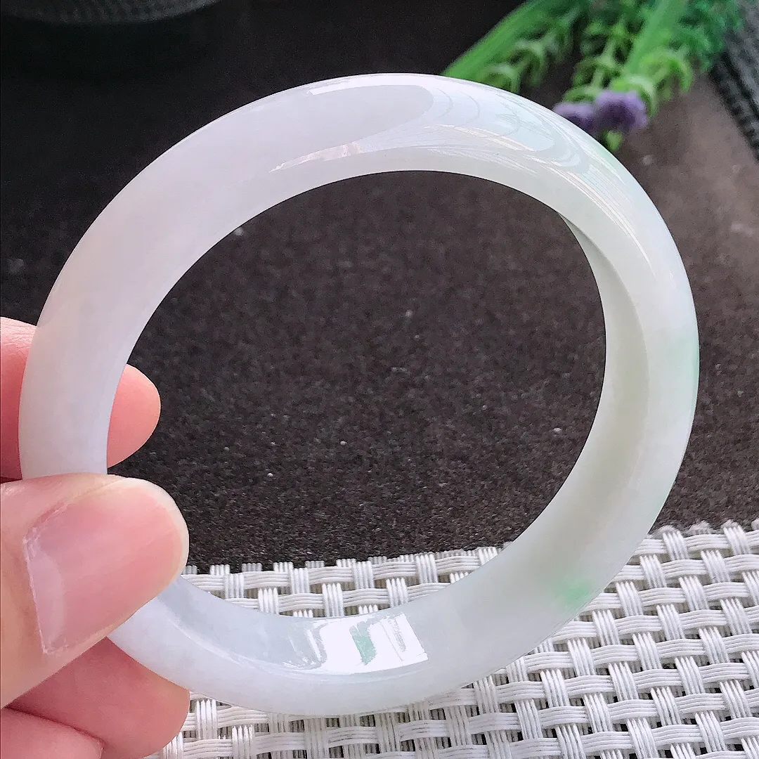 实拍A货翡翠58.5/13/8.1老坑秀气冰润飘绿手镯宽边玉镯手环