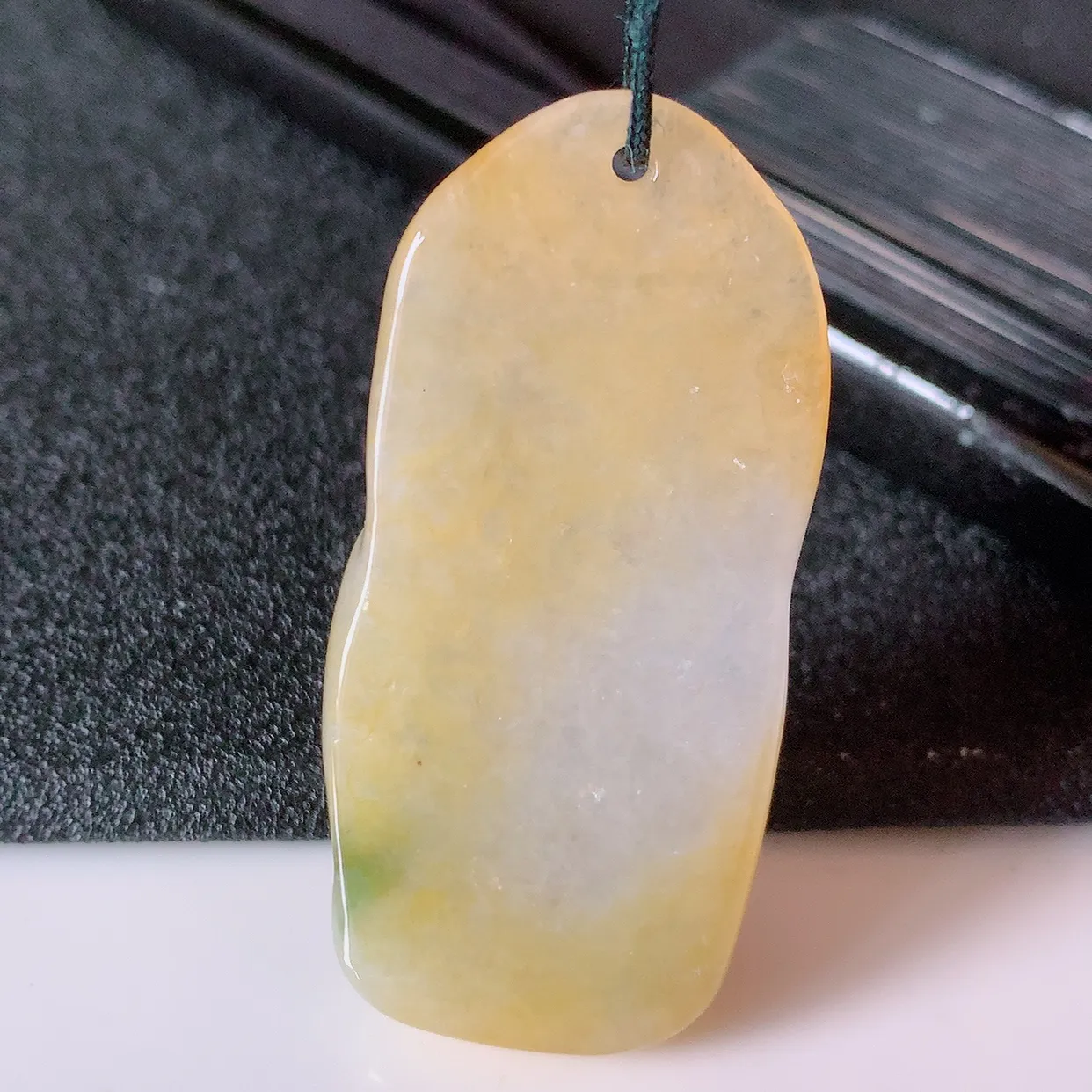 自然光实拍，特色冰黄翡三彩翡翠悟道吊坠，翡翠悟道寓意“祥和，安宁，吉祥，幸福”，佩戴效果优雅迷人，性价比超高！#60.4