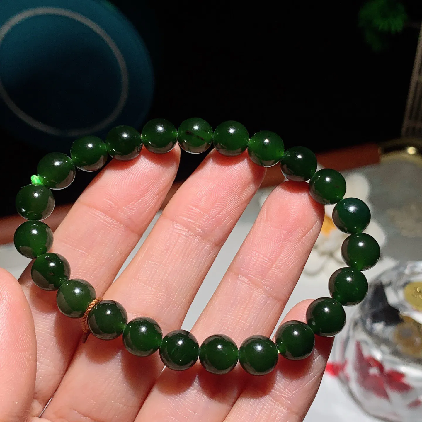 和田玉菠菜绿俄罗斯碧玉手串。单颗尺寸8！玉质细腻油润。手推出油。佩戴高端典雅。lt250105
