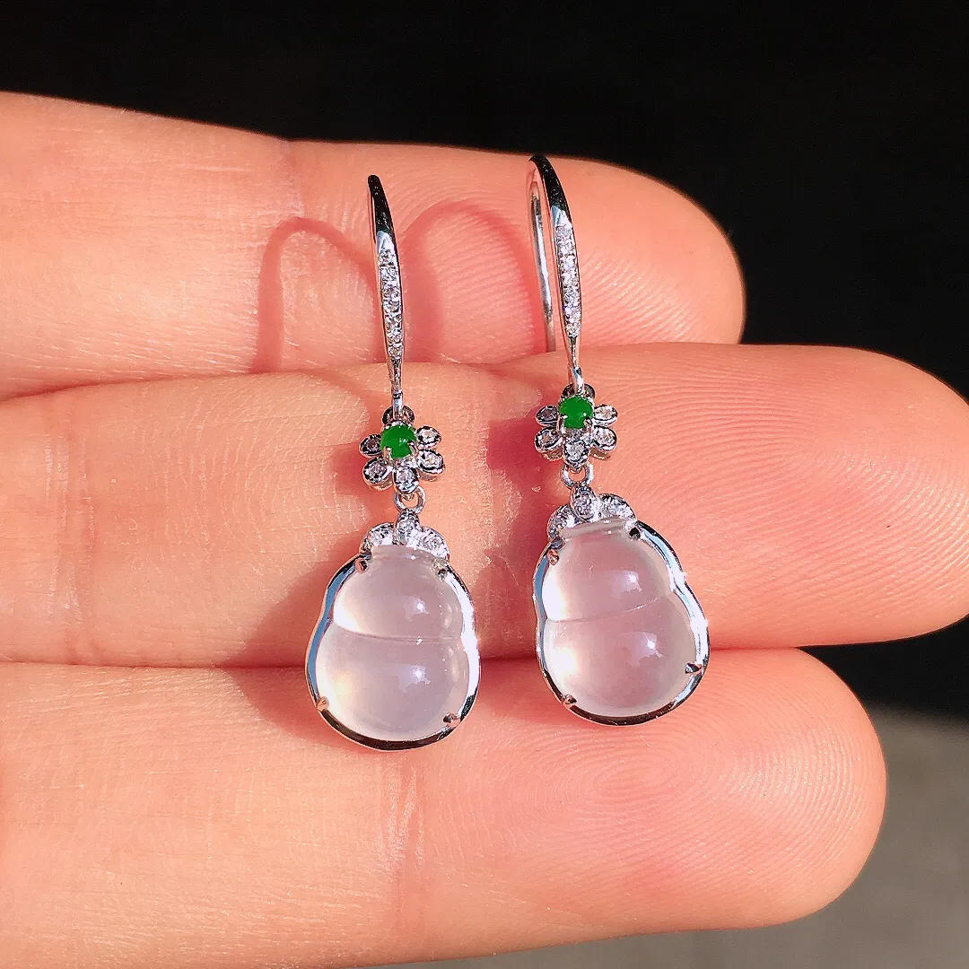 冰种葫芦耳坠，玉质细腻，荧光感超
强，饱满圆润，尽显优雅气质，18k
金豪华镶嵌