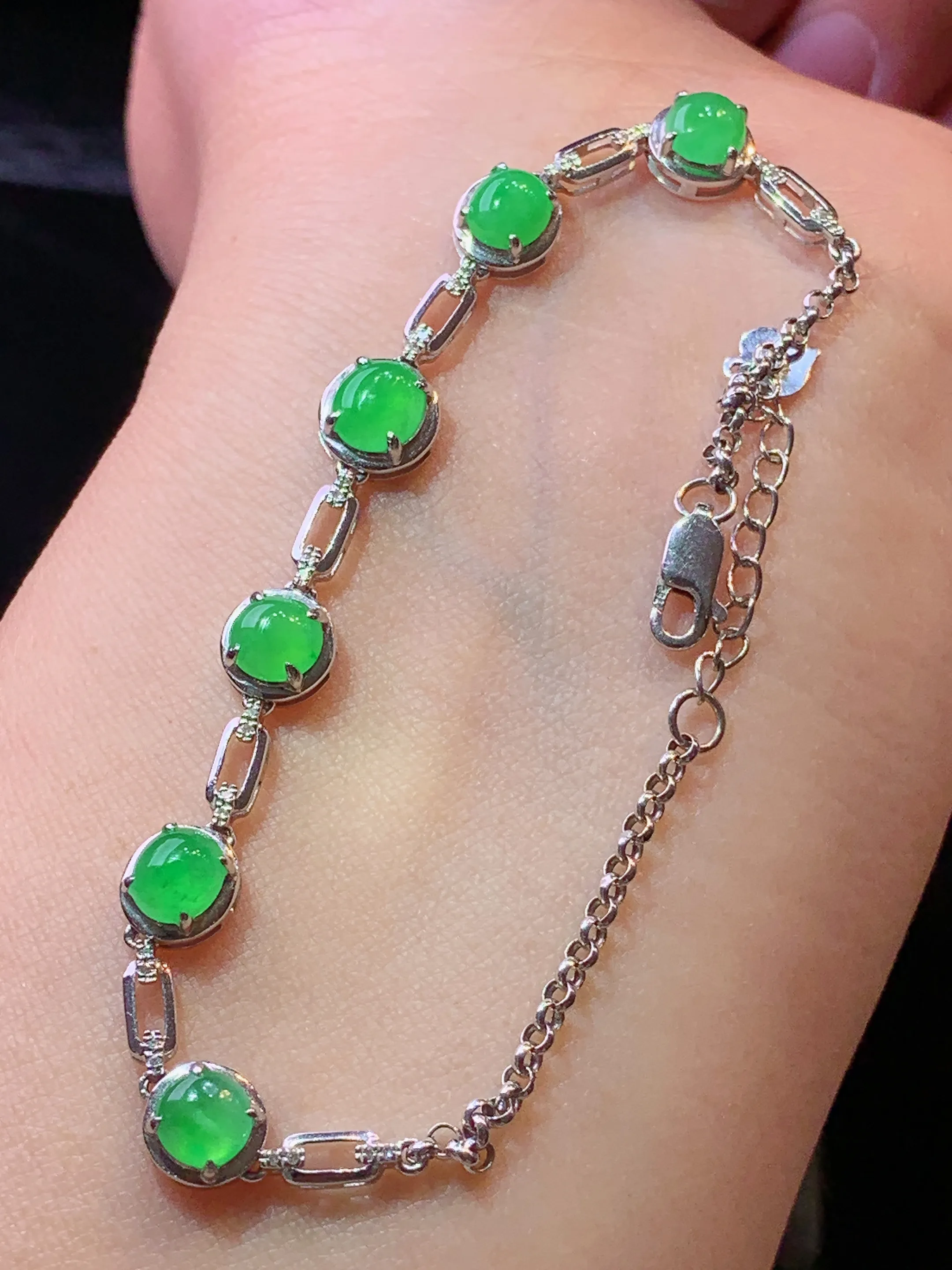 18k金镶嵌翠绿蛋面手链 玉质细腻 色泽清新艳丽 整体尺寸90*7*4.3